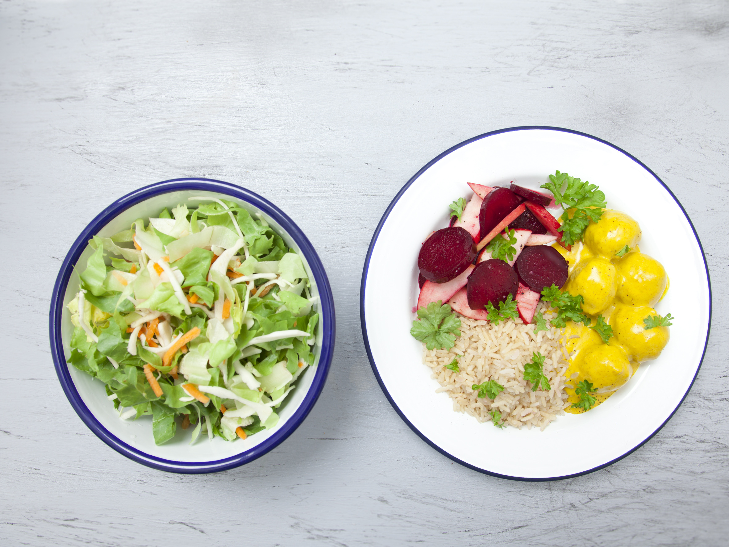 Boller i karry med æble, rødbede og salat