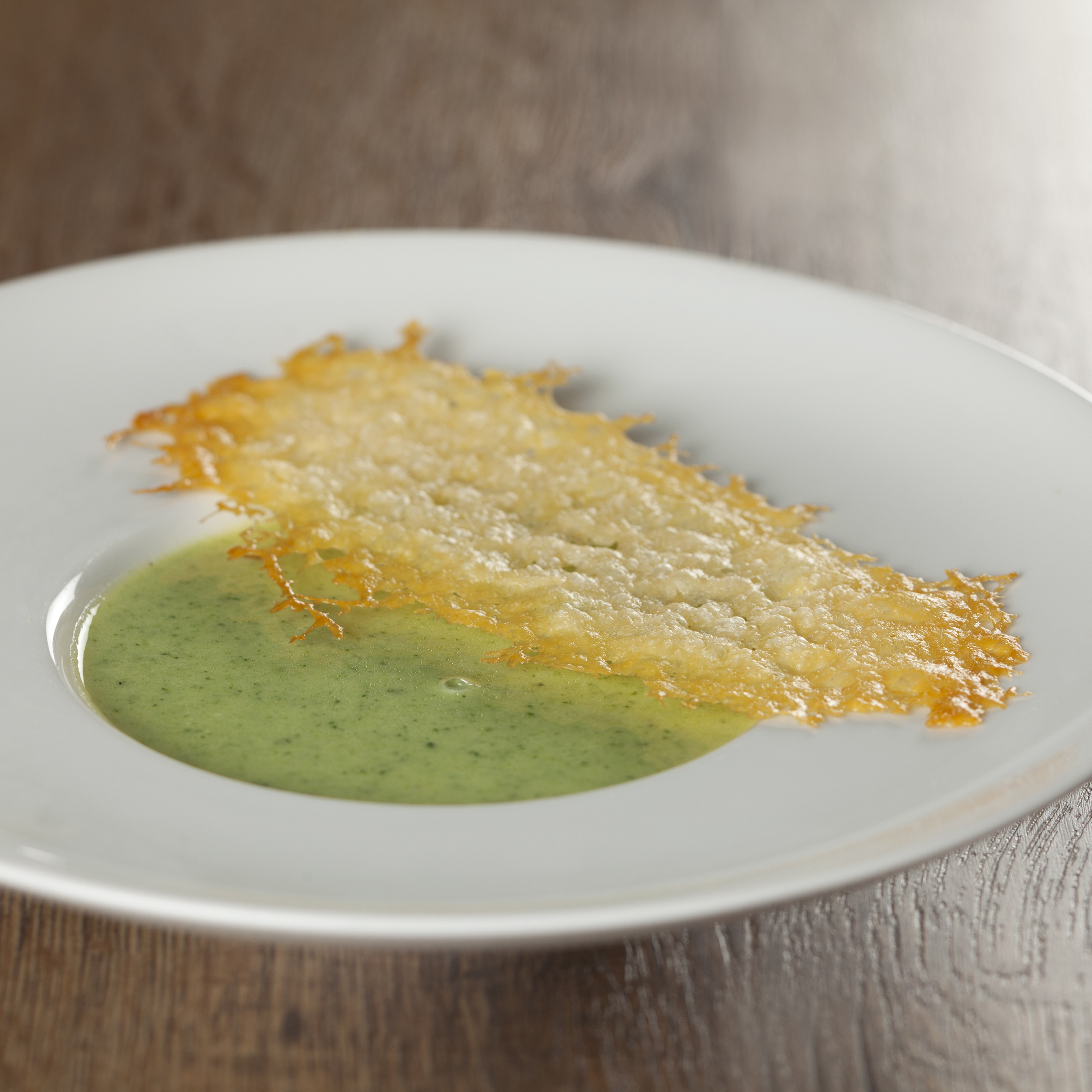Broccolisuppe med parmesantwill
