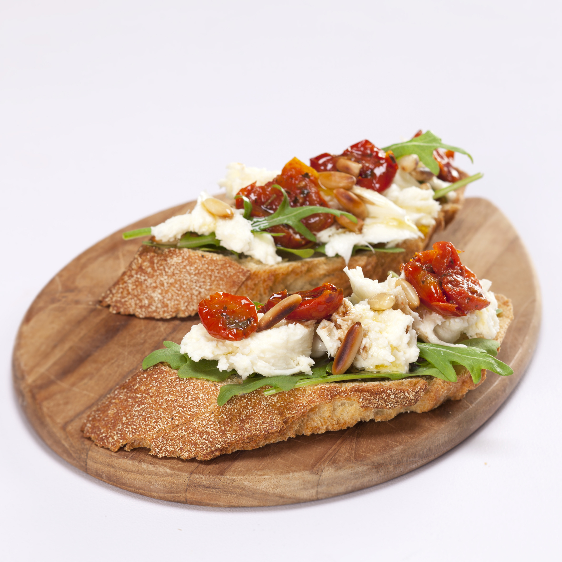 Bruscetta med frisk mozzarella, tomater og pinjekerner