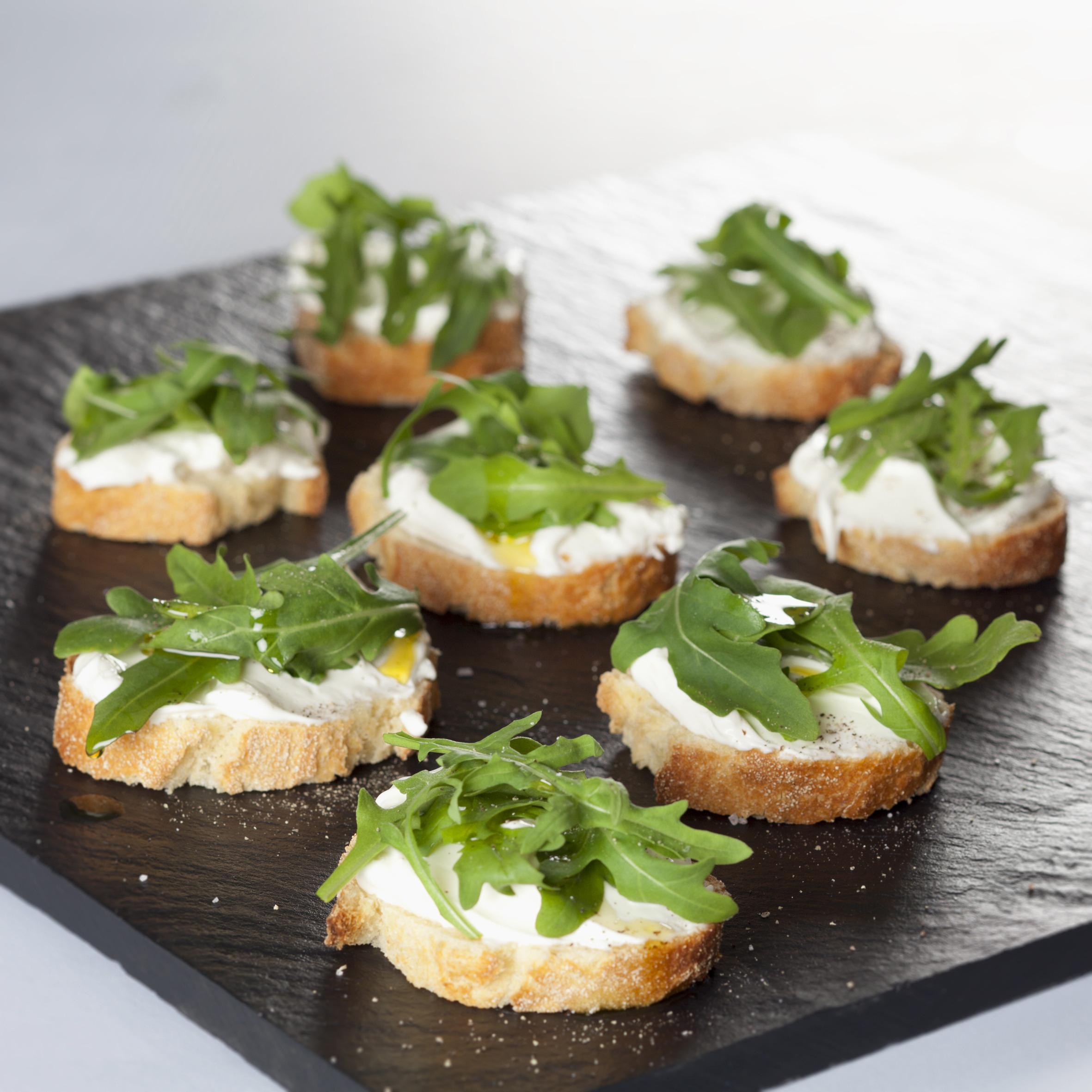 Bruscetta med mascarpone og rucola