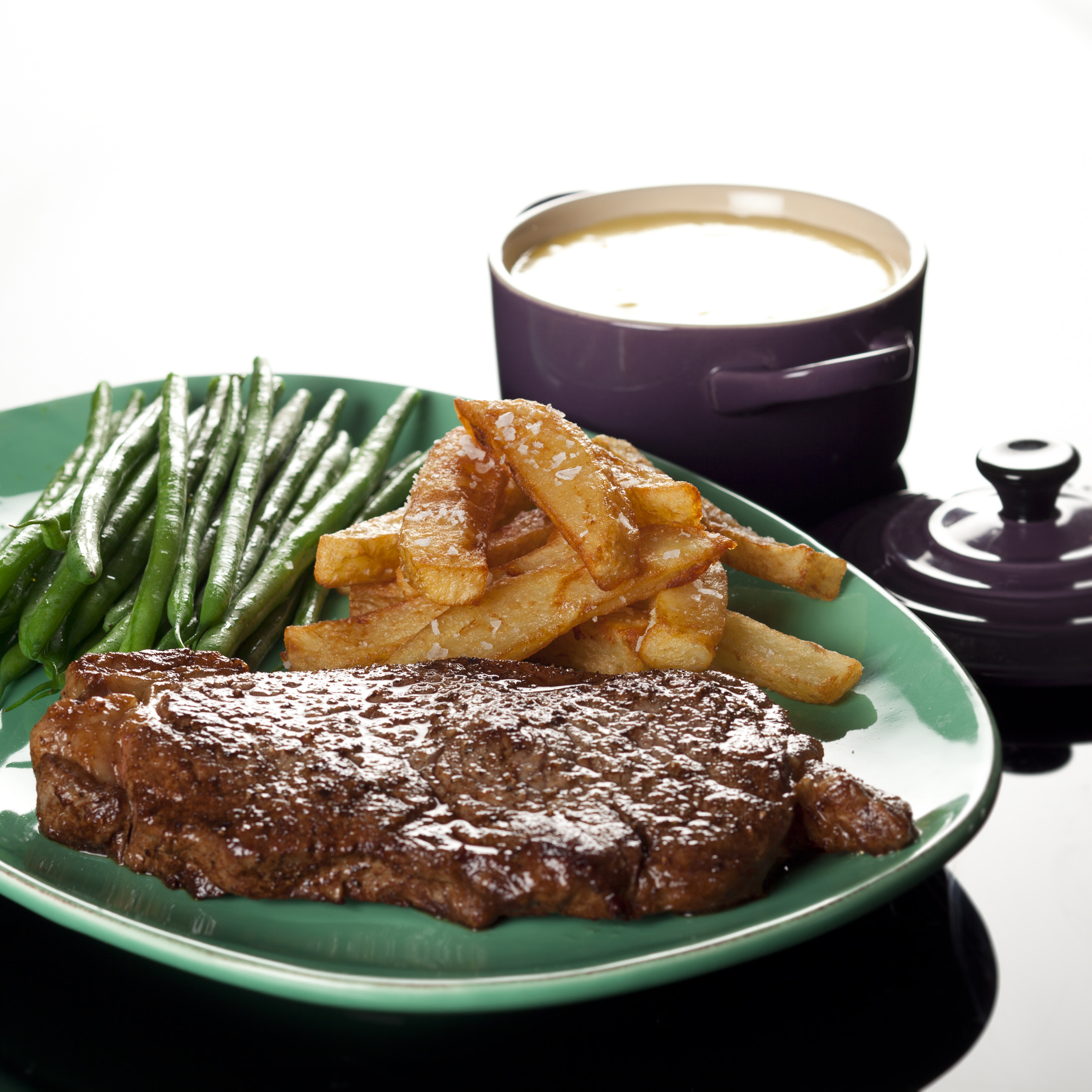 Bøf bearnaise med pommes frites og grønne bønner