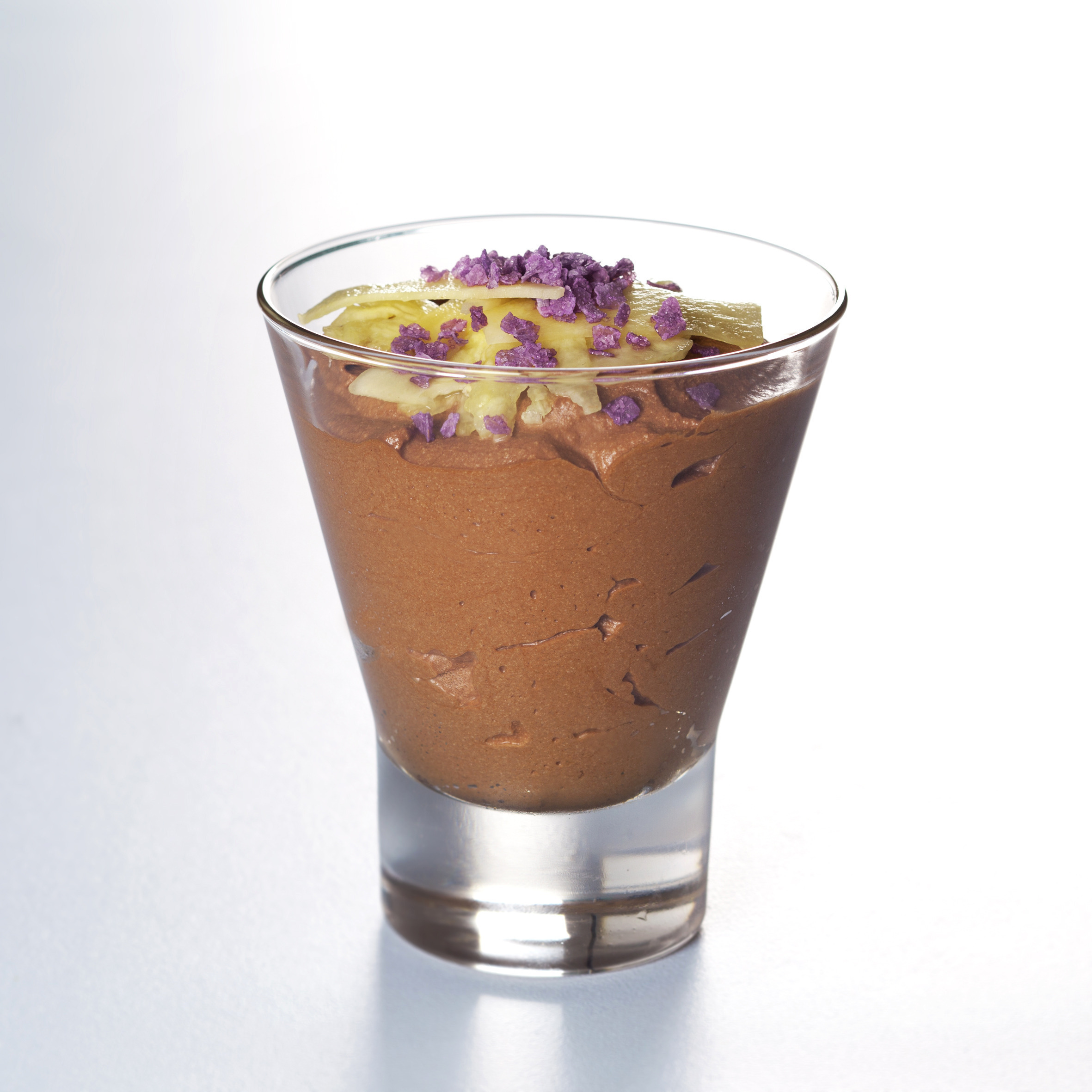 Chokolademousse med ananas og kandiserede violer