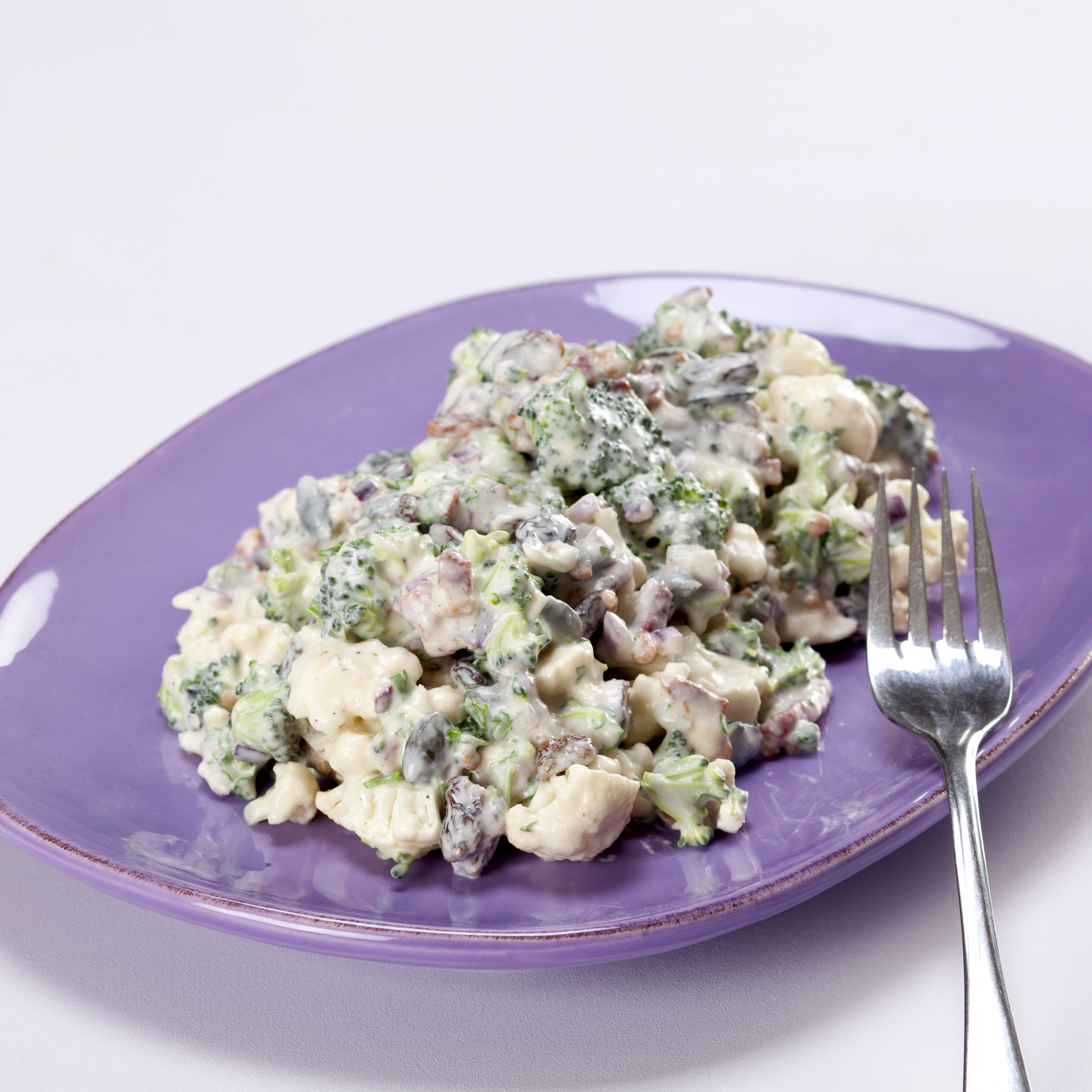 Cremet kålsalat med bacon, rosiner og solsikkekerner 