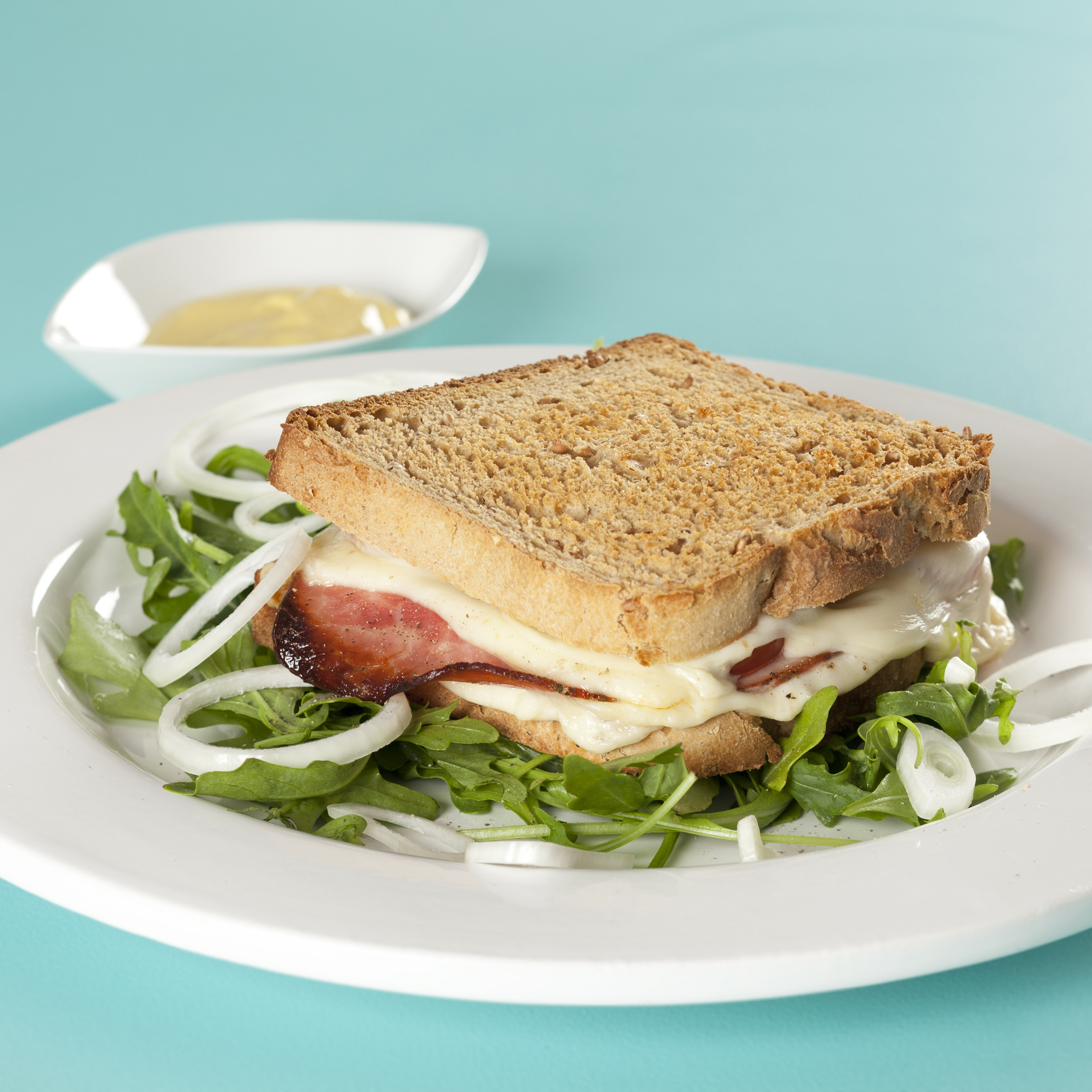 Croque monsieur med skinke, ost og tomat
