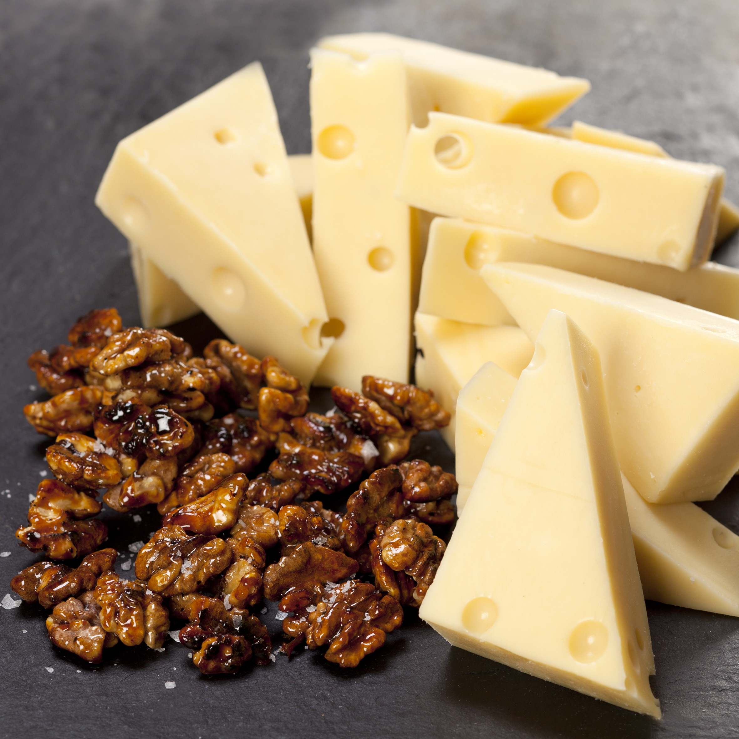 Emmentaler med søde-salte valnødder