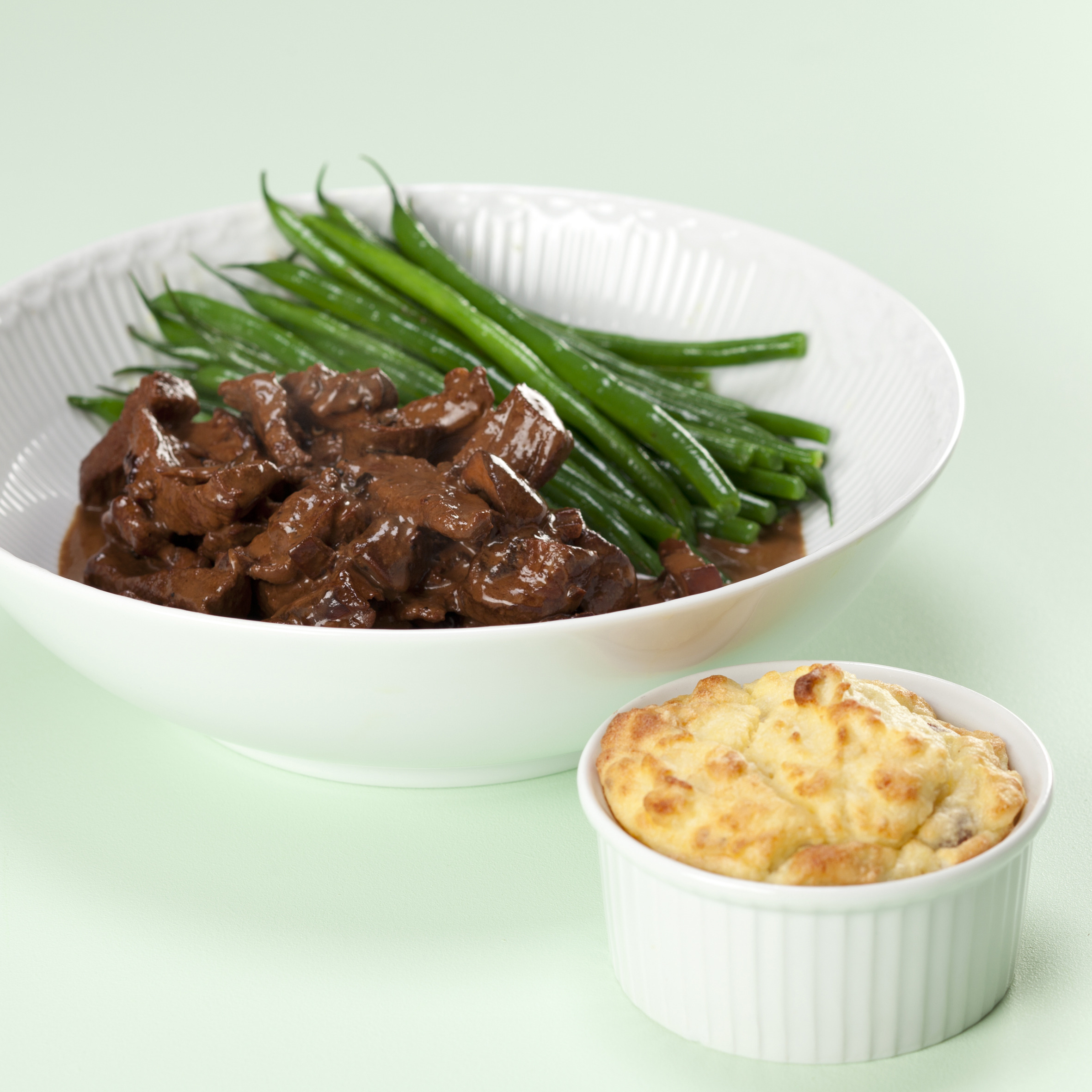 Enebærgryde med grønne bønner og bagt kartoffelmos