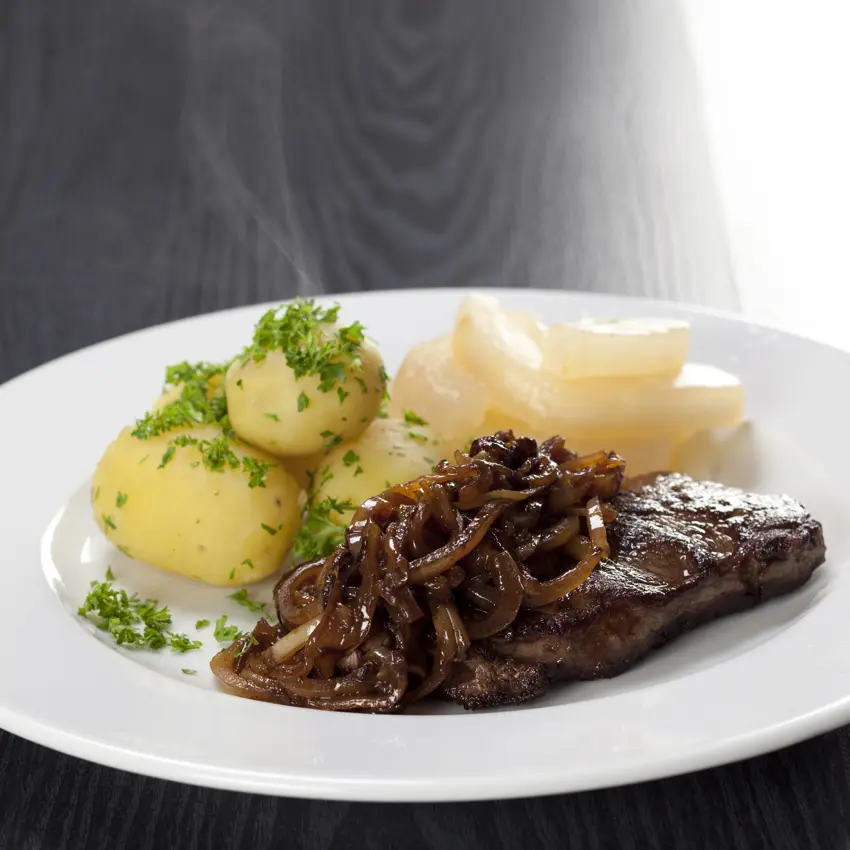 Engelsk bøf med bløde løg og kartofler - Se opskriften her