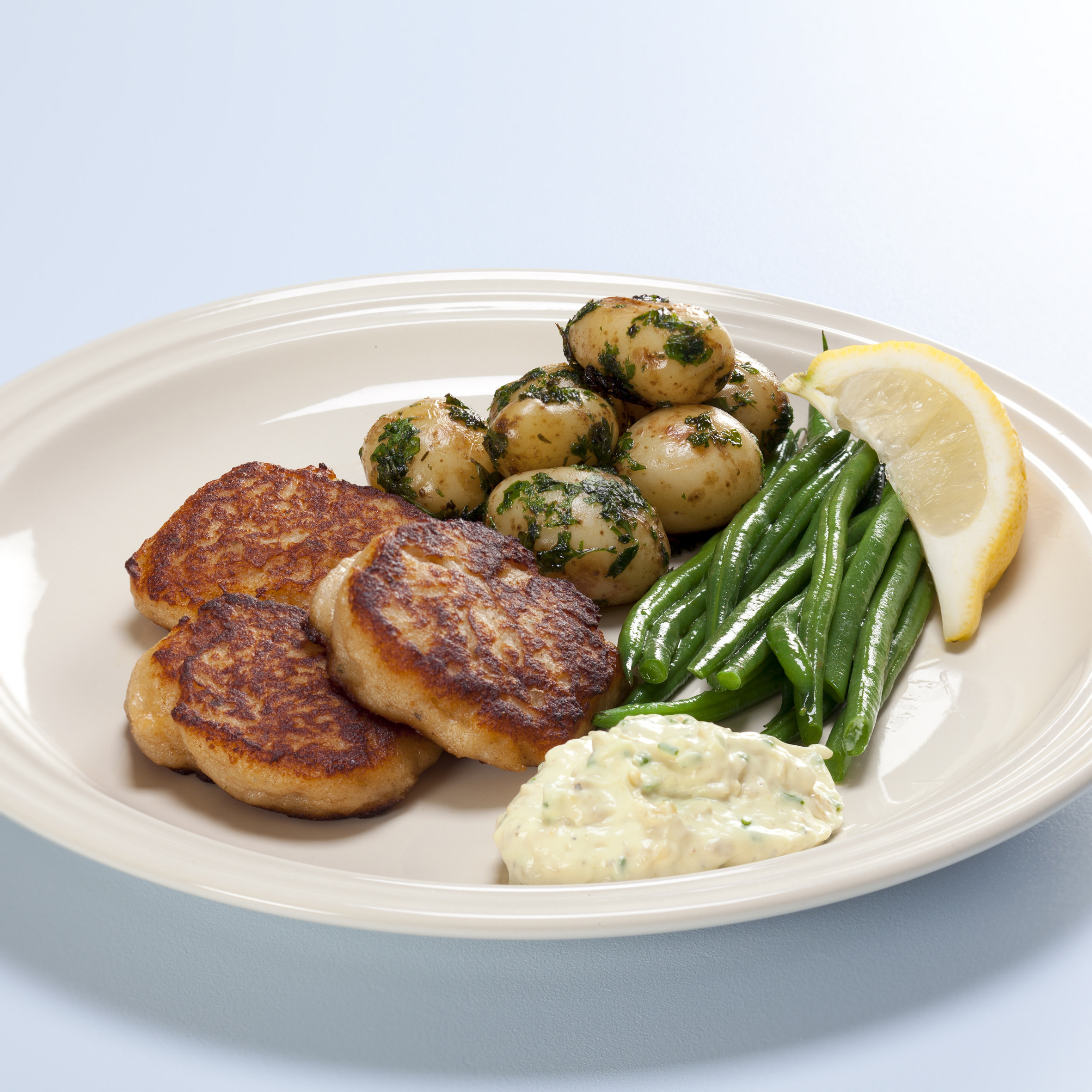 Fiskefrikadeller med stegte persillekartofler og remoulade med skyr