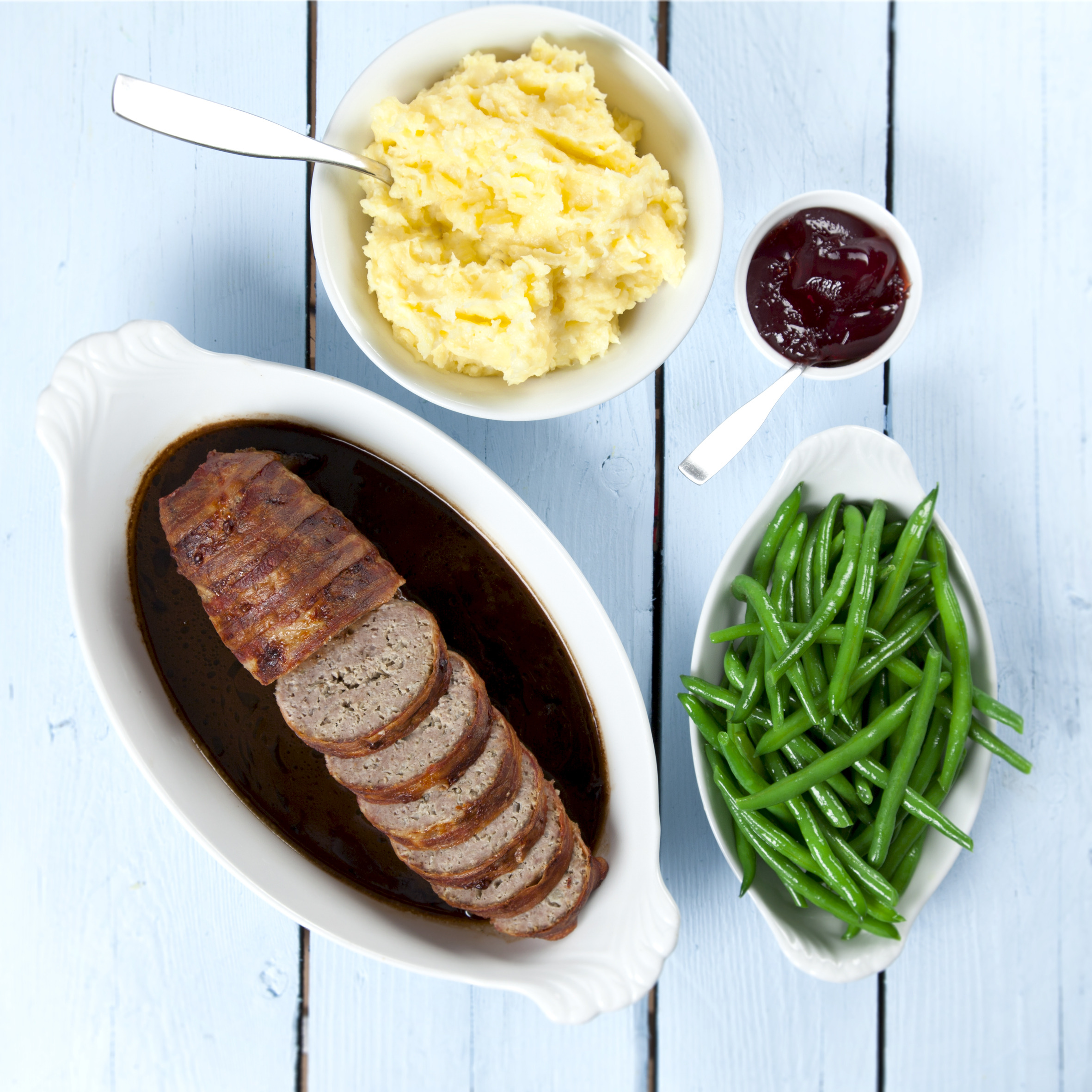 Gammeldags forloren hare med kartoffelmos, grønne bønner, sauce og ribsgelé