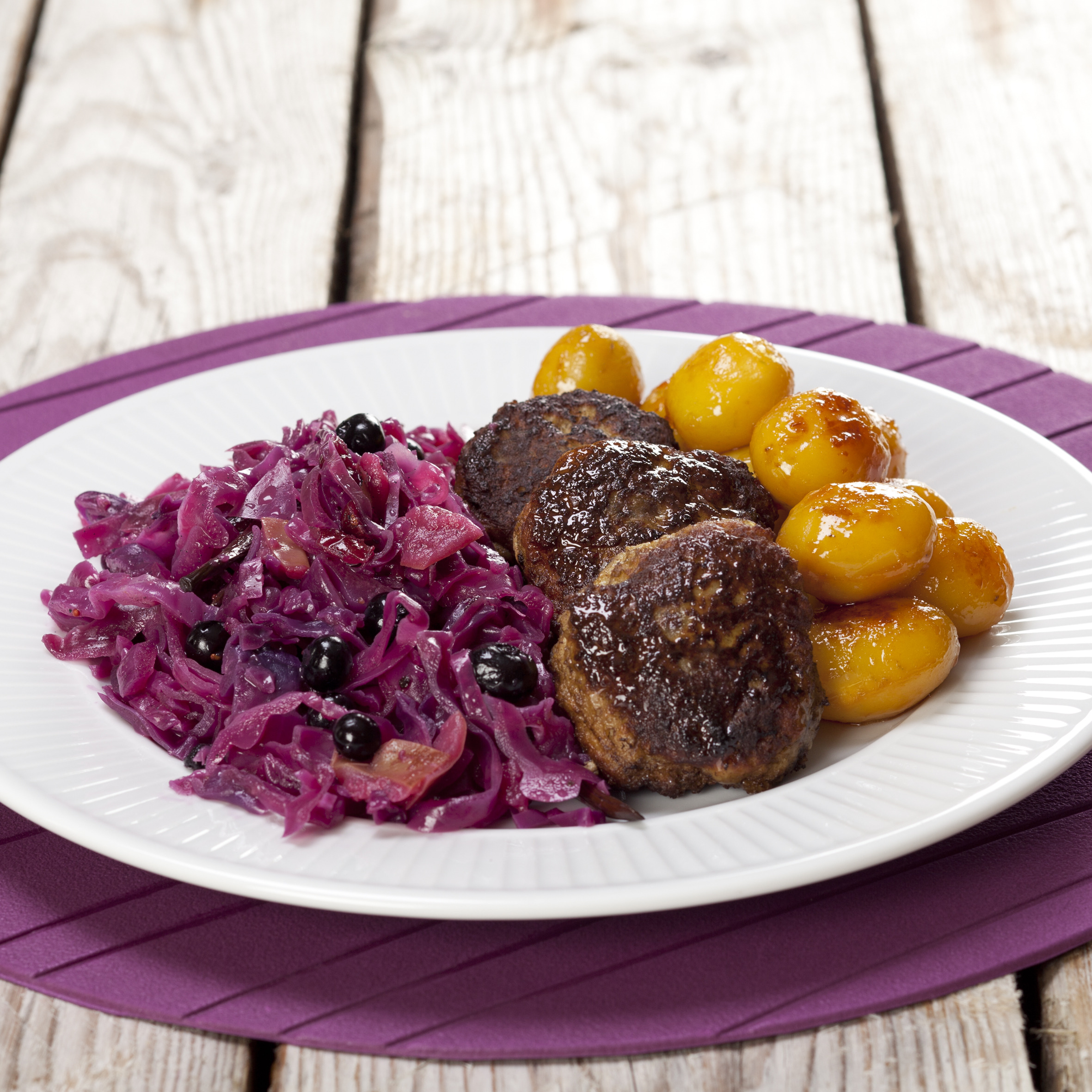 Frikadeller med rødkål og brune kartofler