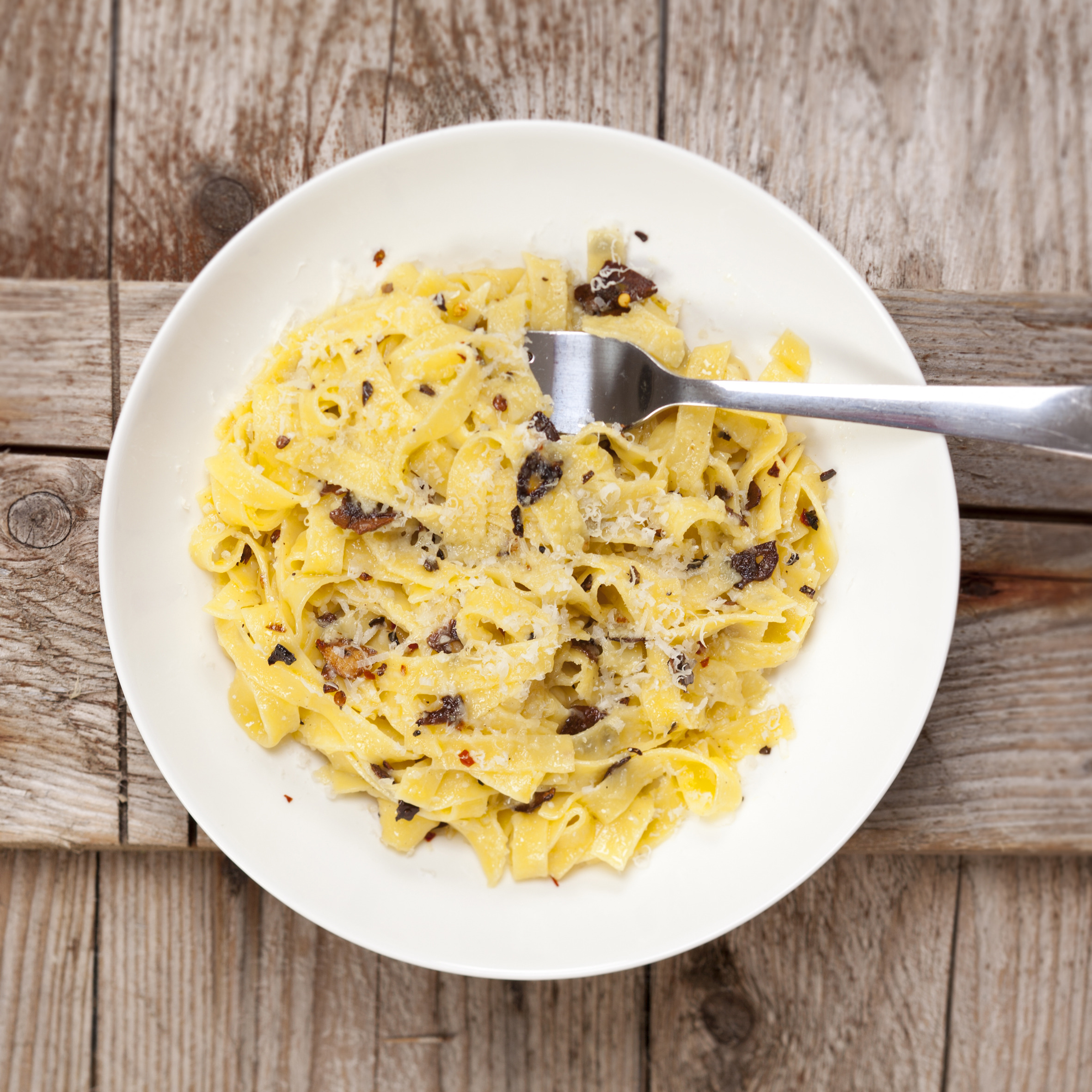 Frisk pasta med hvidløg, olivenolie, chili og parmesanost