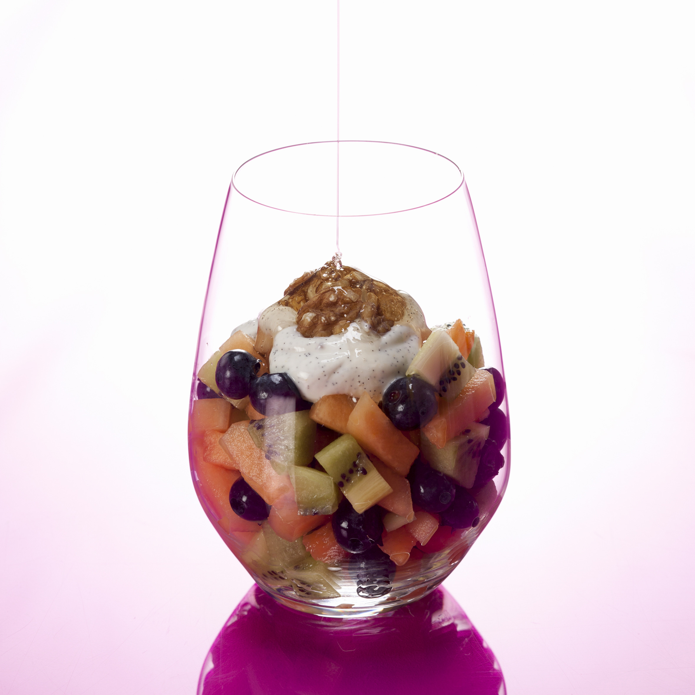 Sund frugtsalat med vaniljeskyr, valnødder og honning