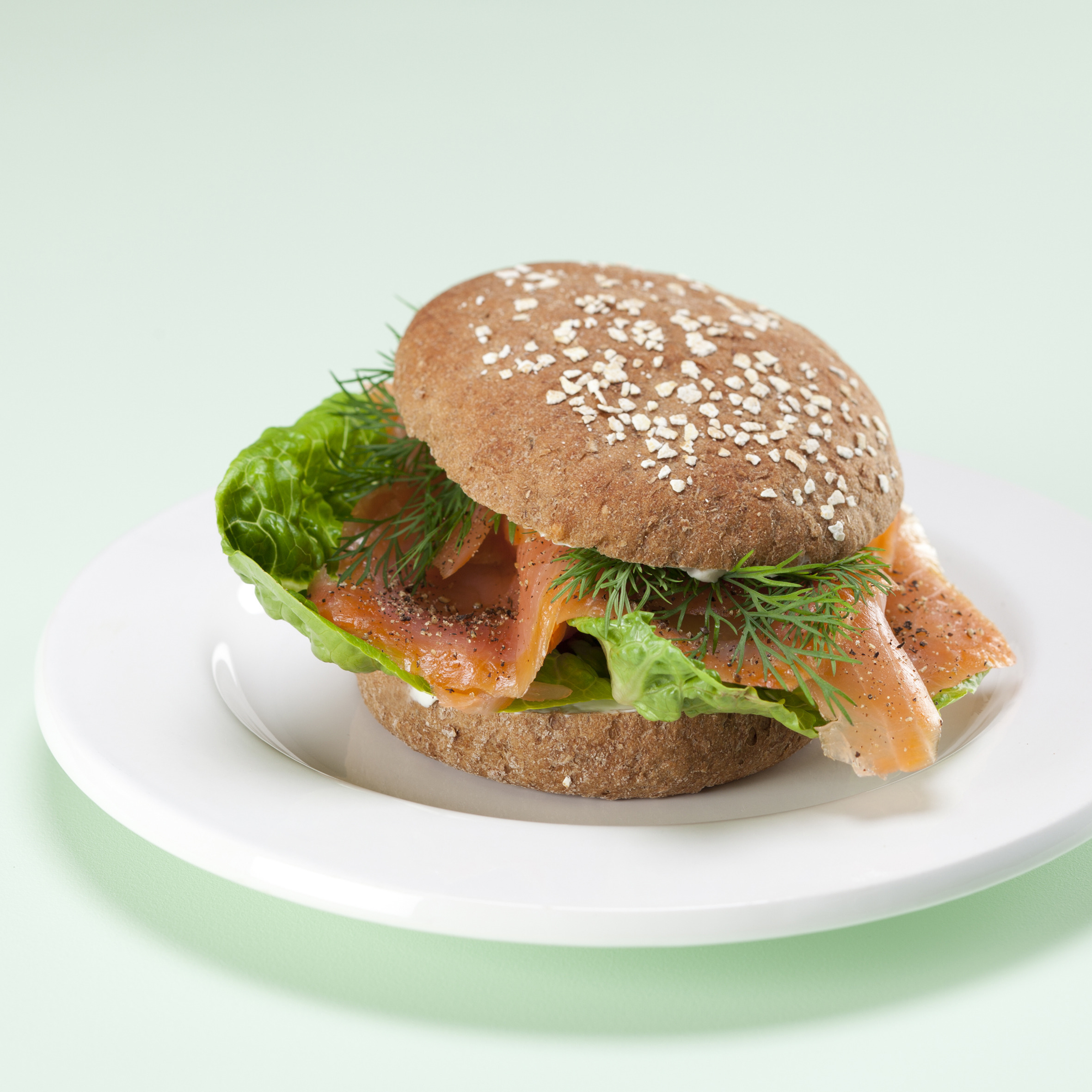 Fuldkornssandwich med laks og dild