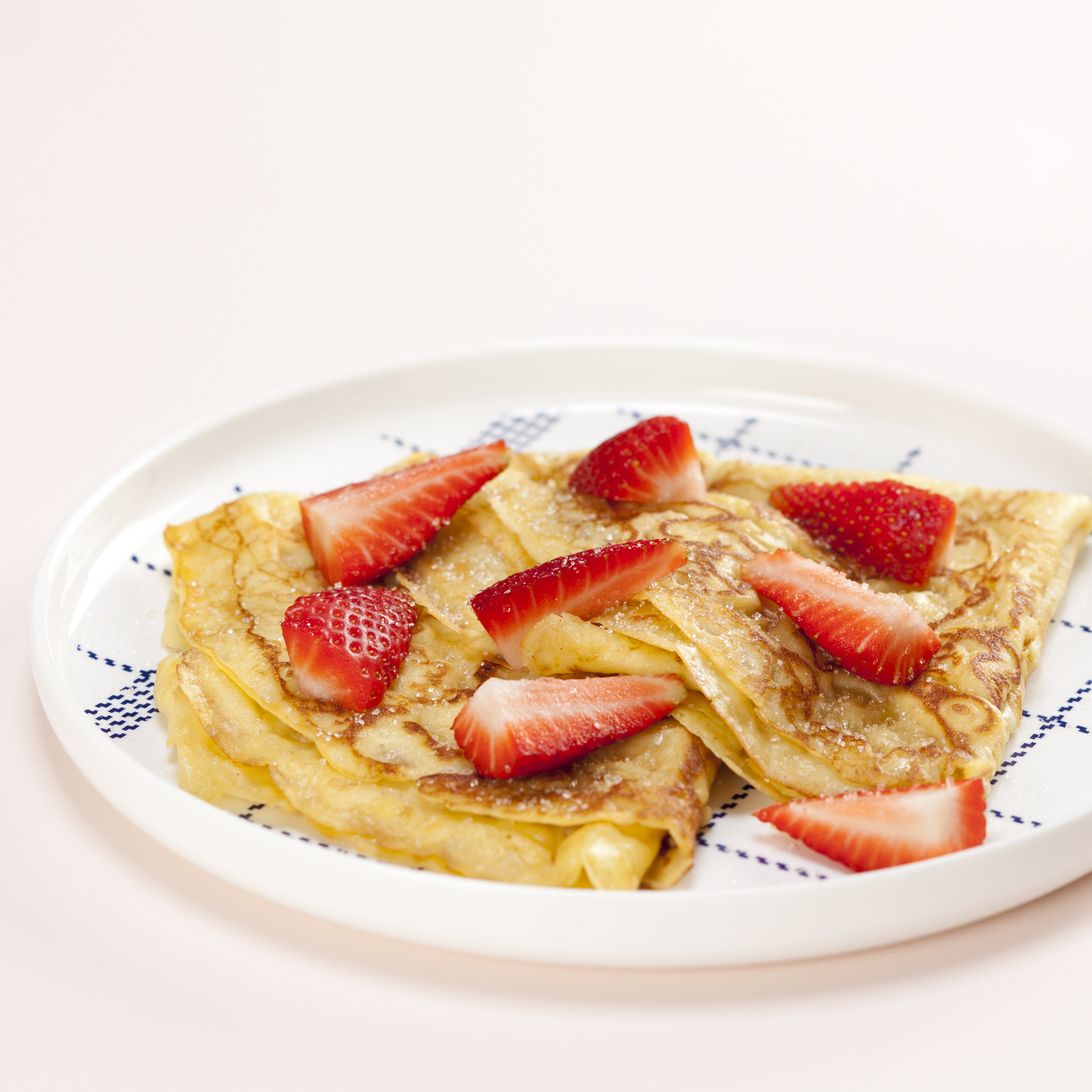 Gammeldags pandekager med jordbær