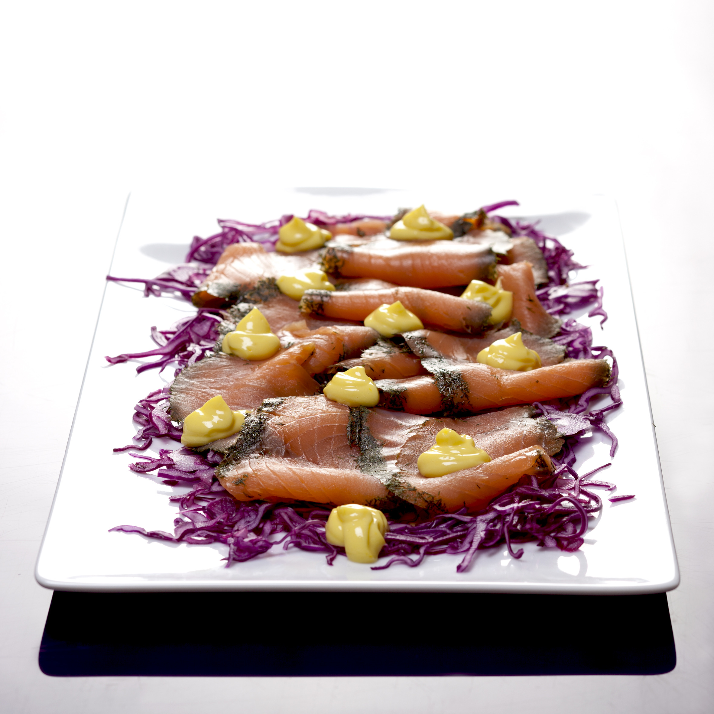 Gravad laks med citronmayonnaise på sprød rødkål