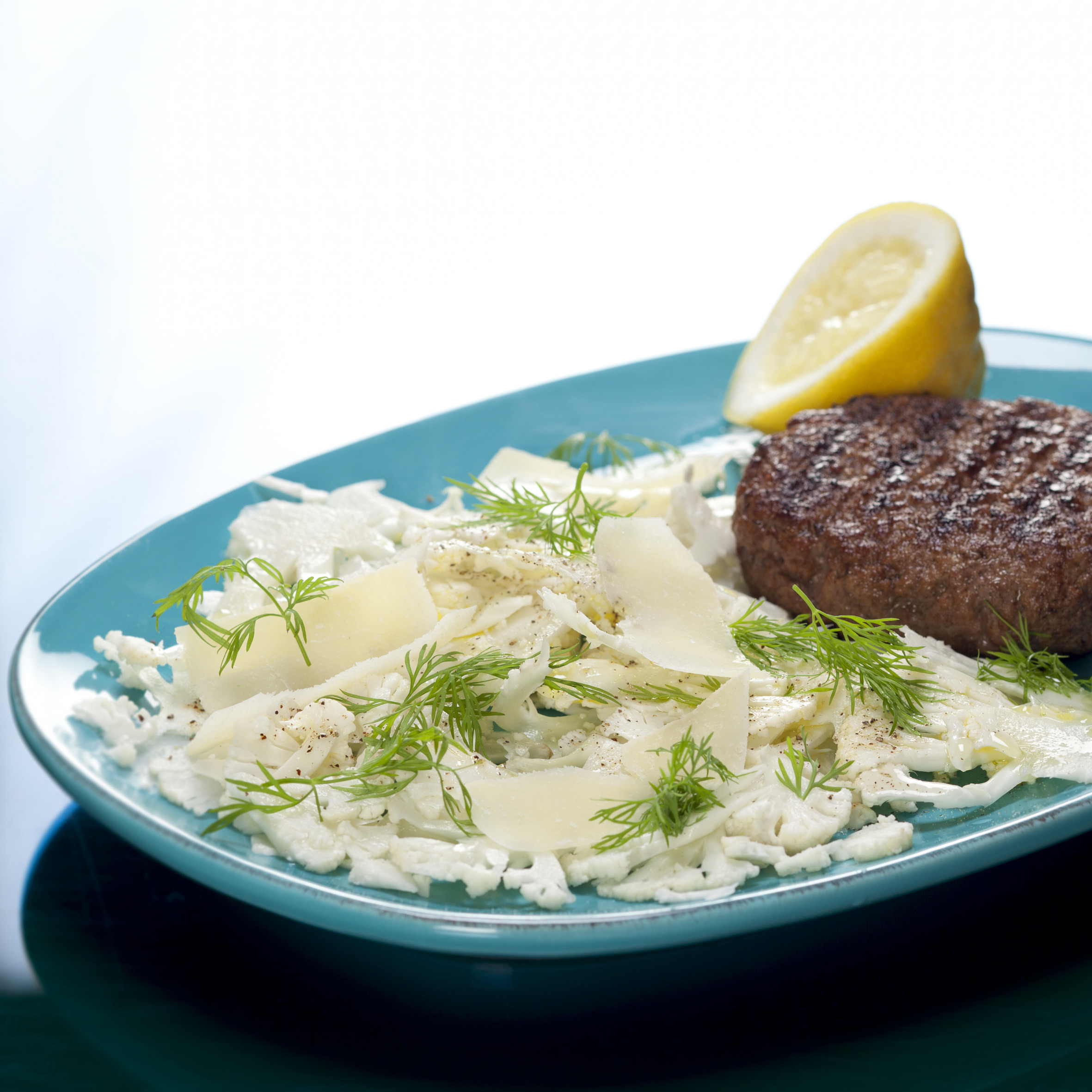 Grillbøf med blomkåls crudite med citron, dild og parmesan