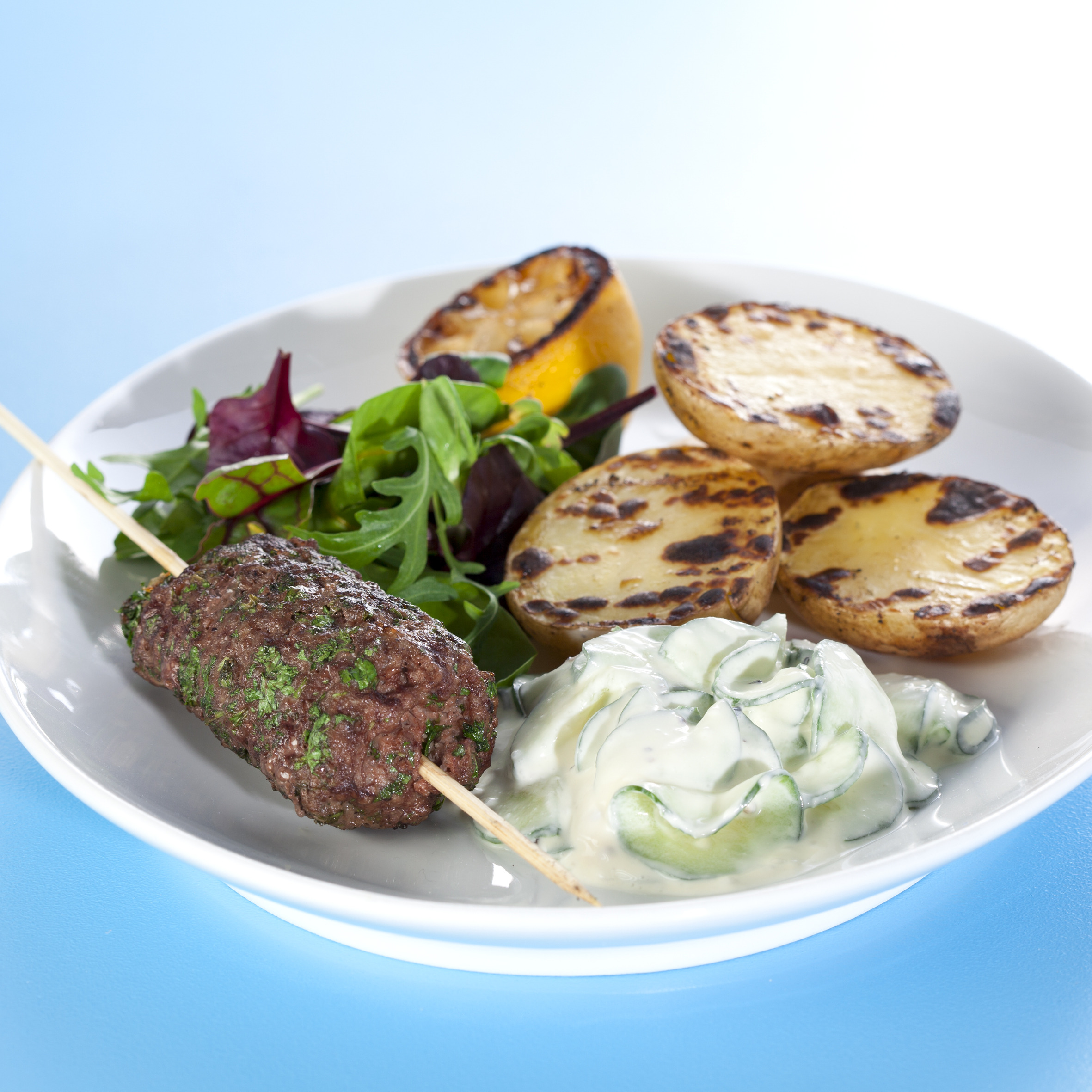 Grillede græske frikadeller med tzatziki og grillede kartofler med citron