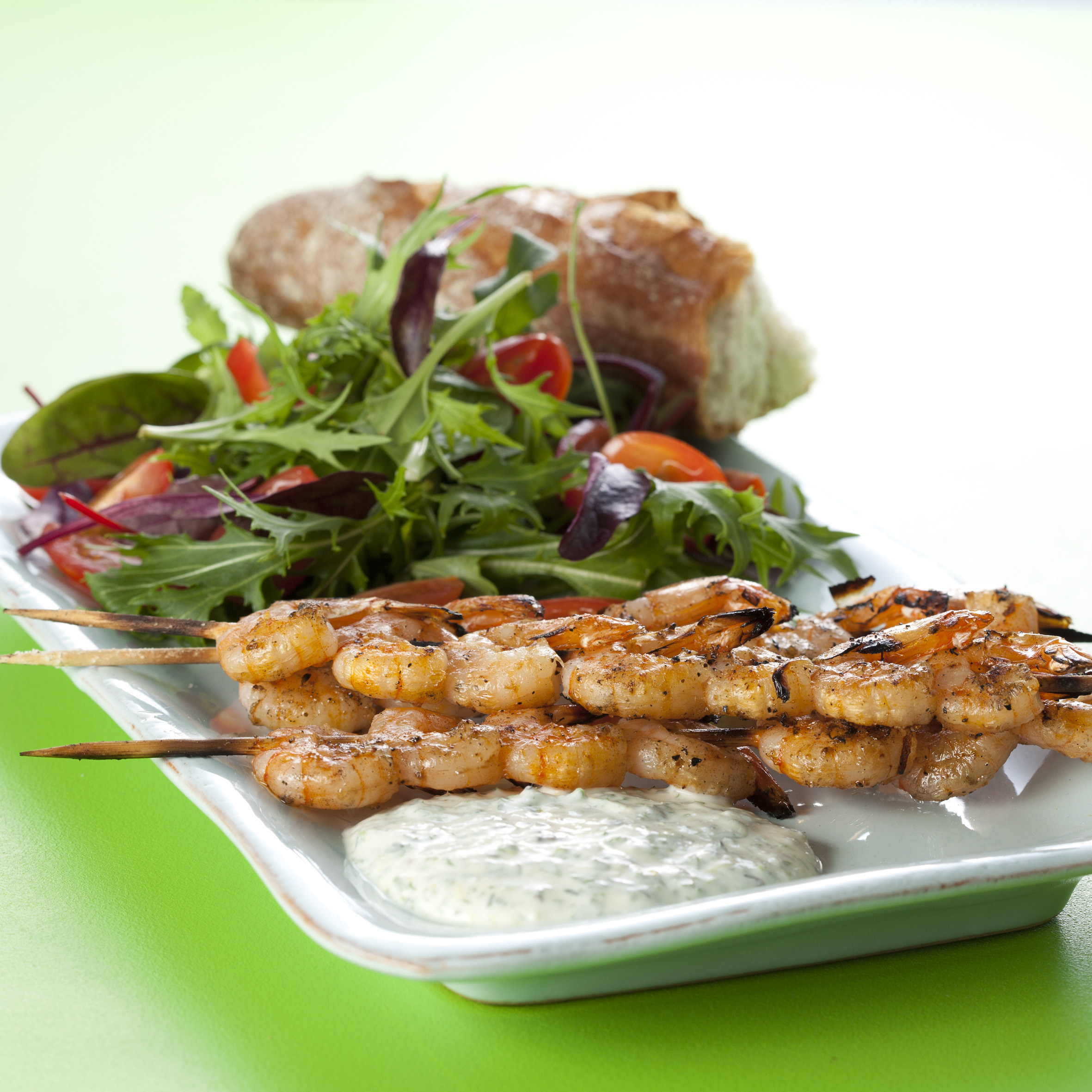 Grillede store rejer på spyd med spæde salater og dildcreme