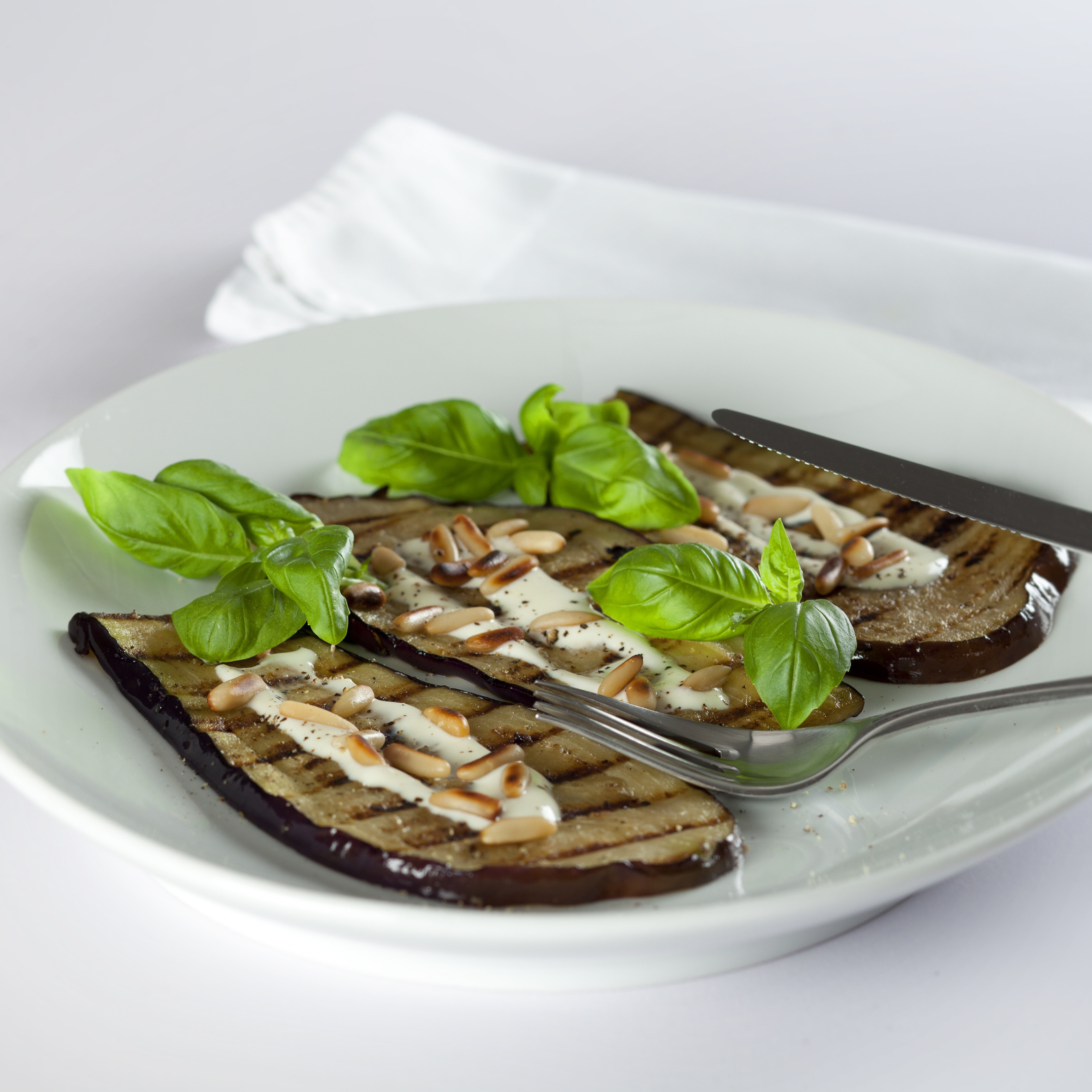 Grillet aubergine med skyr og ristede pinjekerner