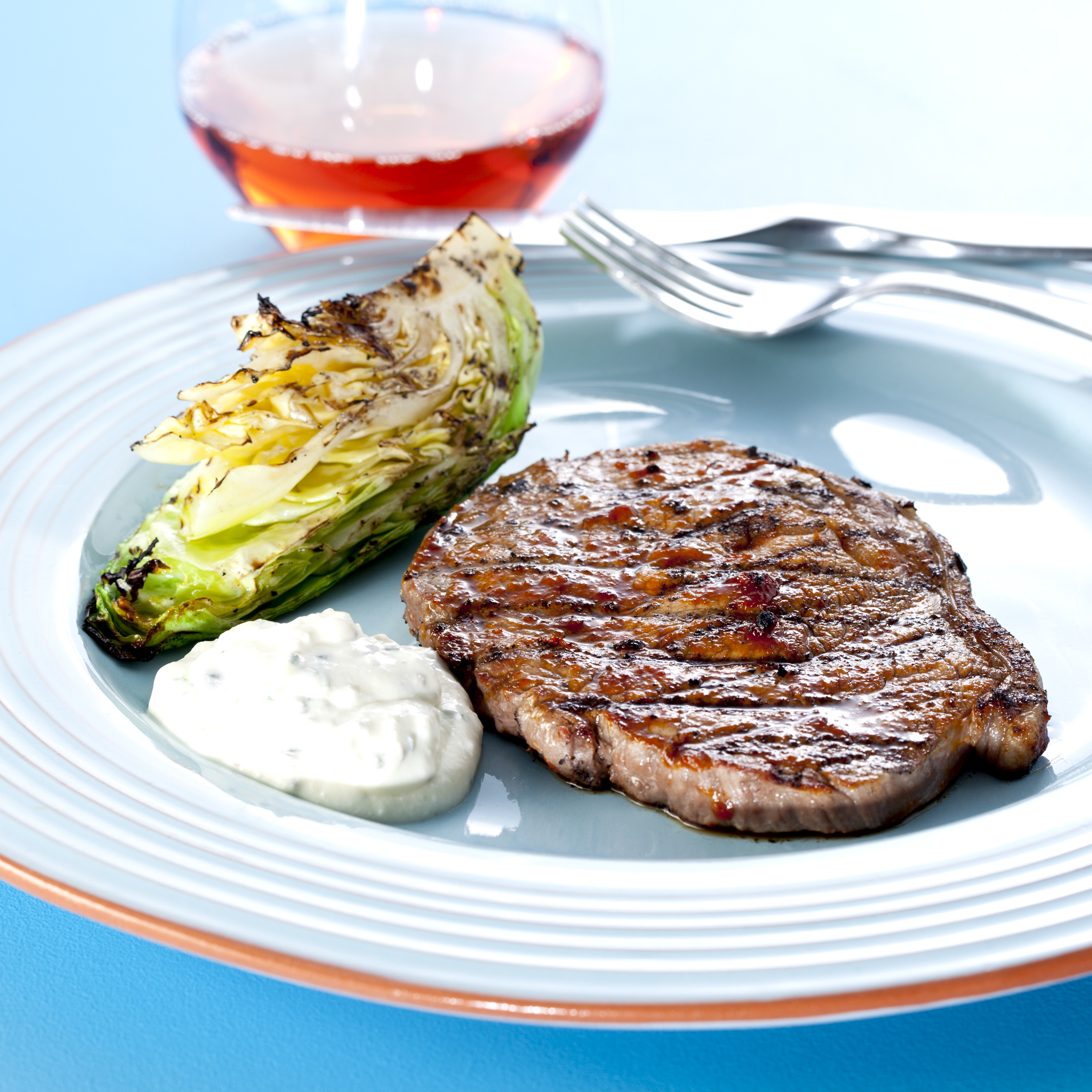 Grillet kalvesteak og spidskål med rygeostecreme