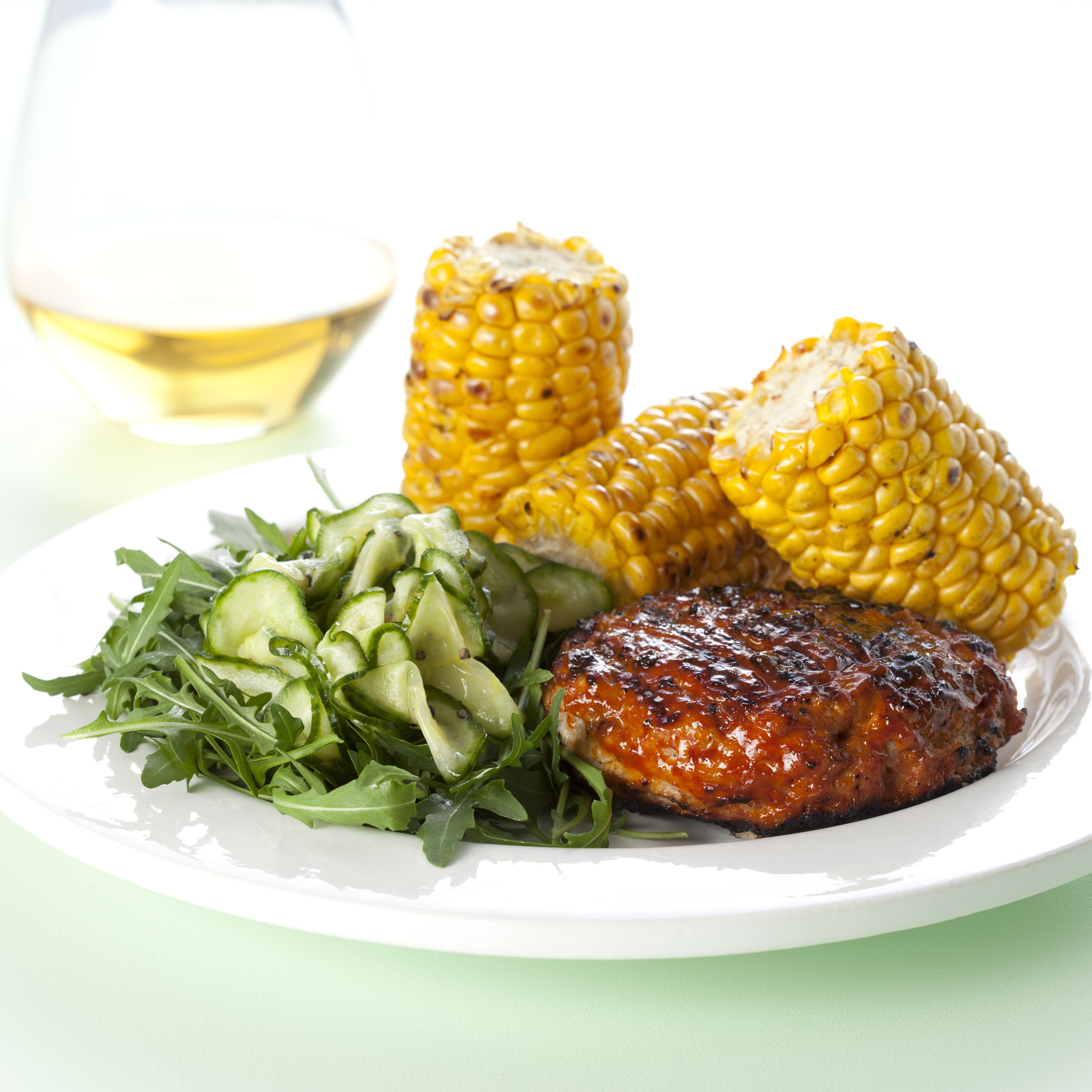 Grillet kyllingehakkebøf med agurkesalat og grillede majs
