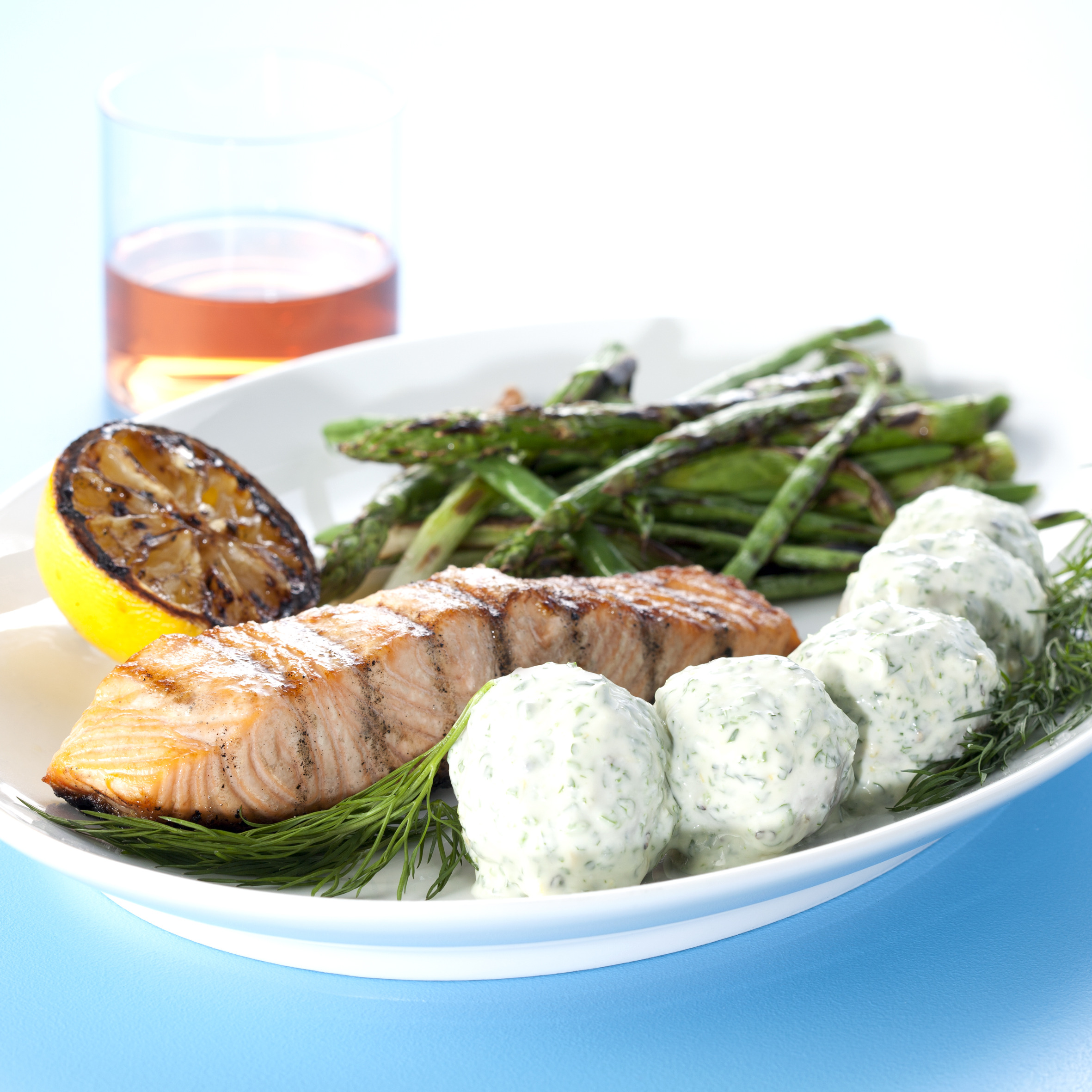 Grillet laks med asparges, bønner, forårsløg og citroncreme med krydderurter