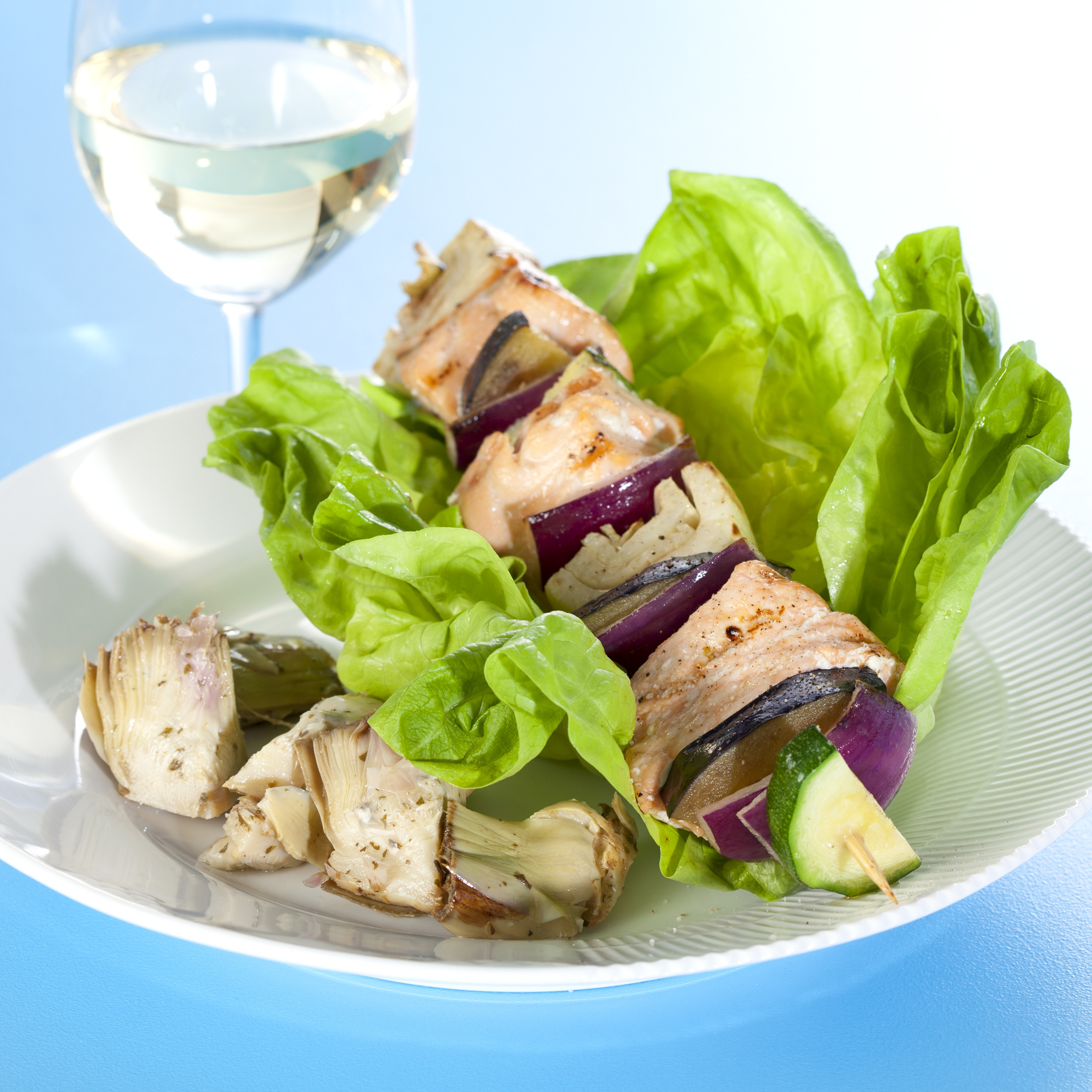 Grillet laks på spyd med middelhavsgrønt