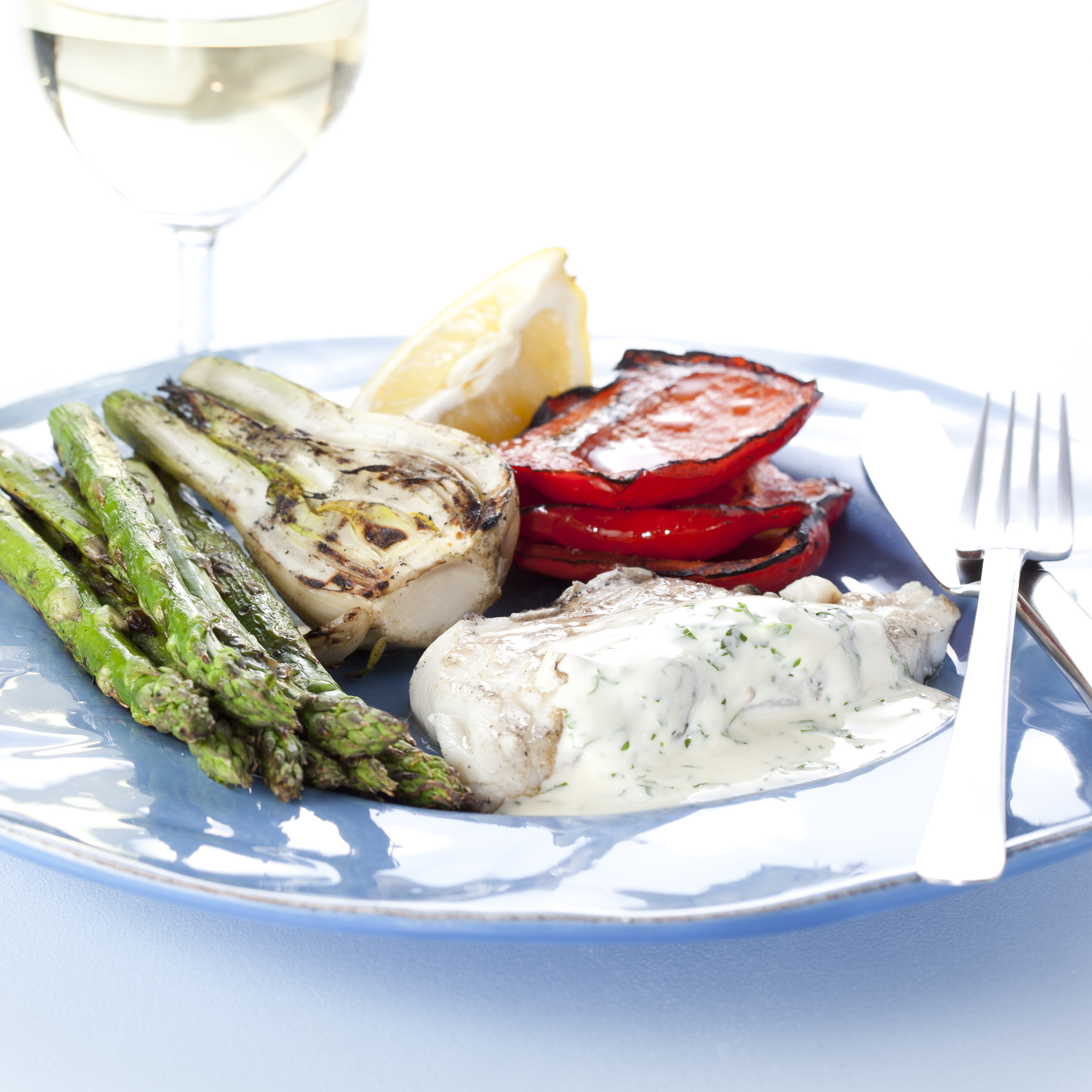 Grillet torsk med fennikel, krydderurtecreme, grønne asparges og peberfrugt 