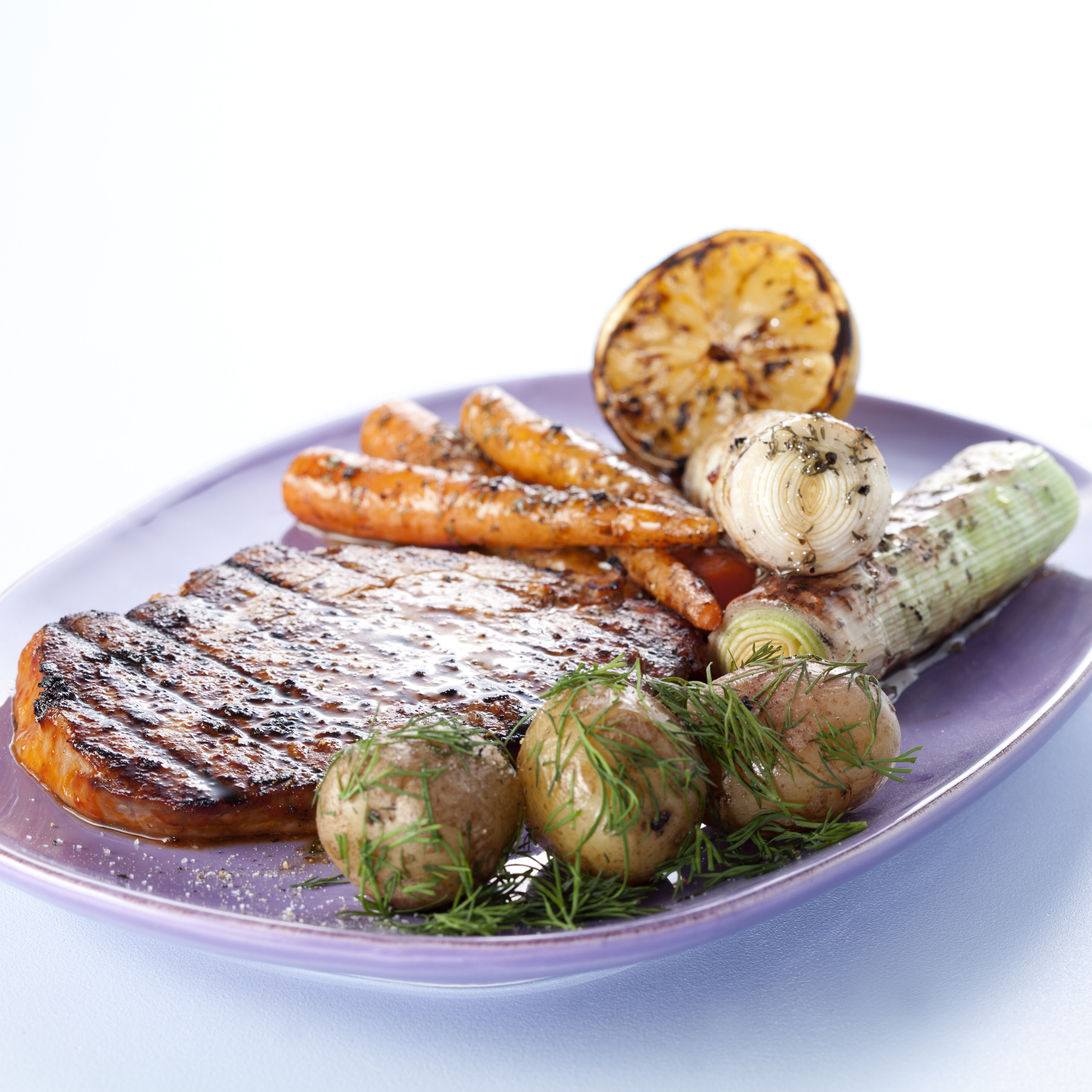 Grillet tun med sommergrønt