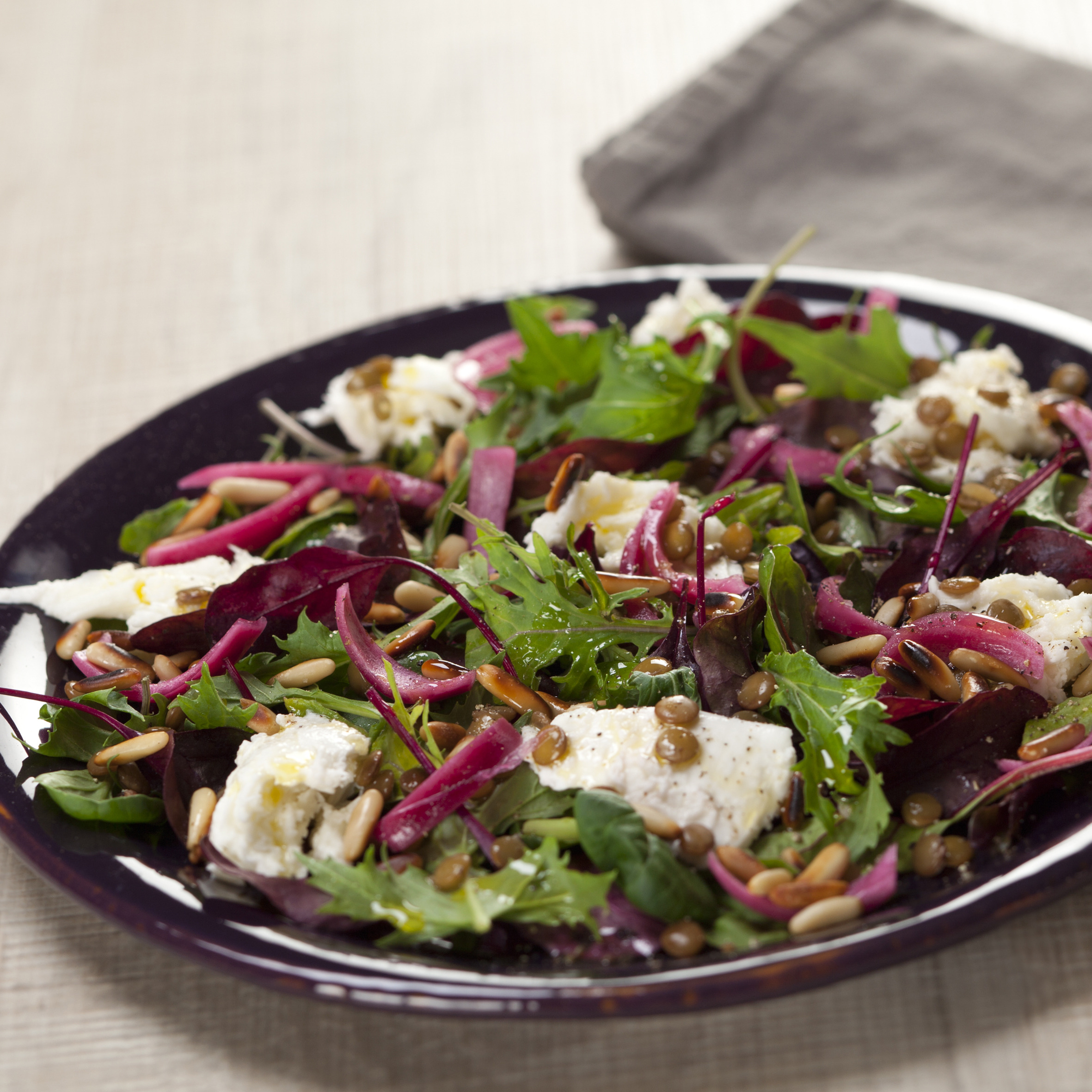 Grøn linsesalat med mozzarella, pinjekerner og syltede rødløg