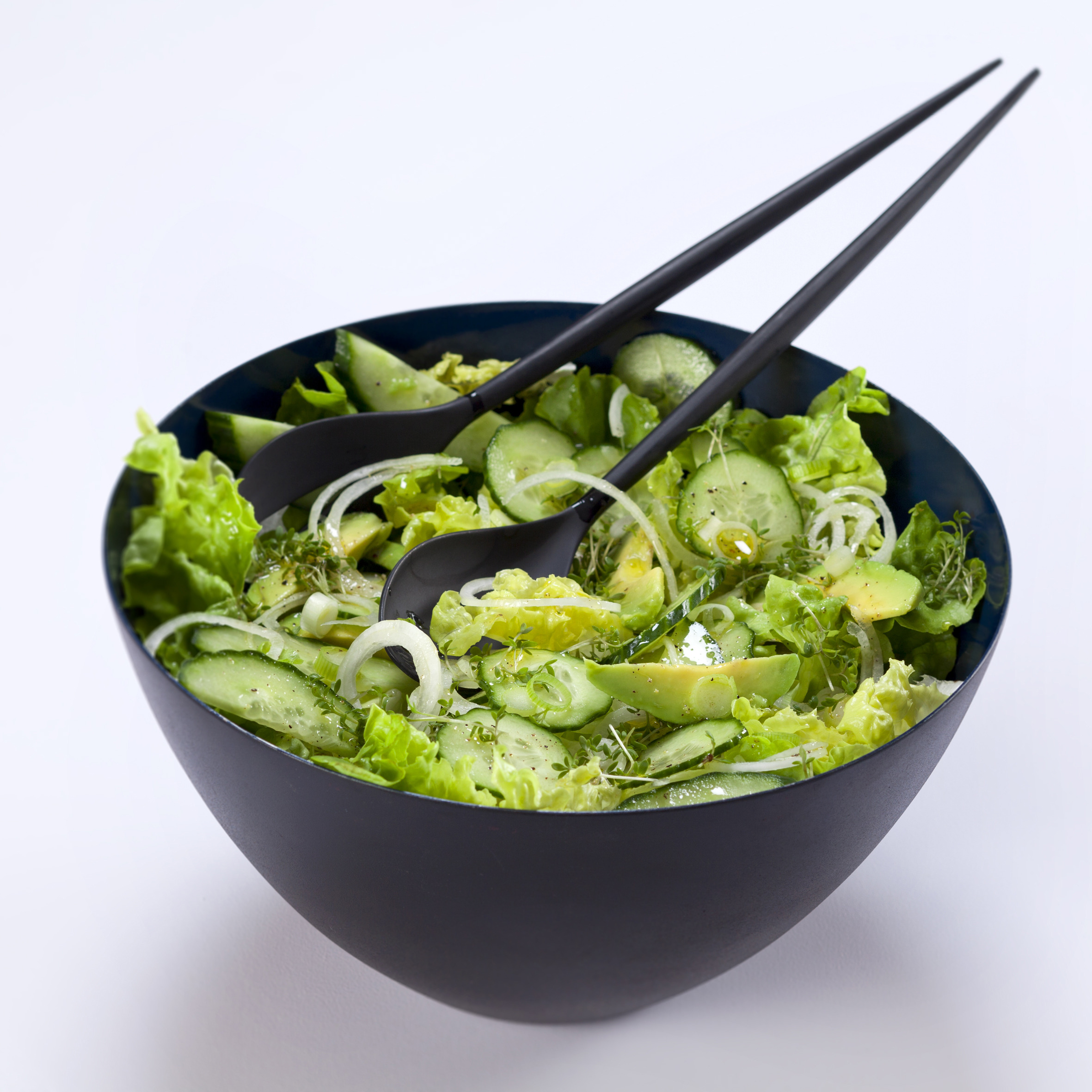 Grøn salat med agurk, avocado, løg og karse