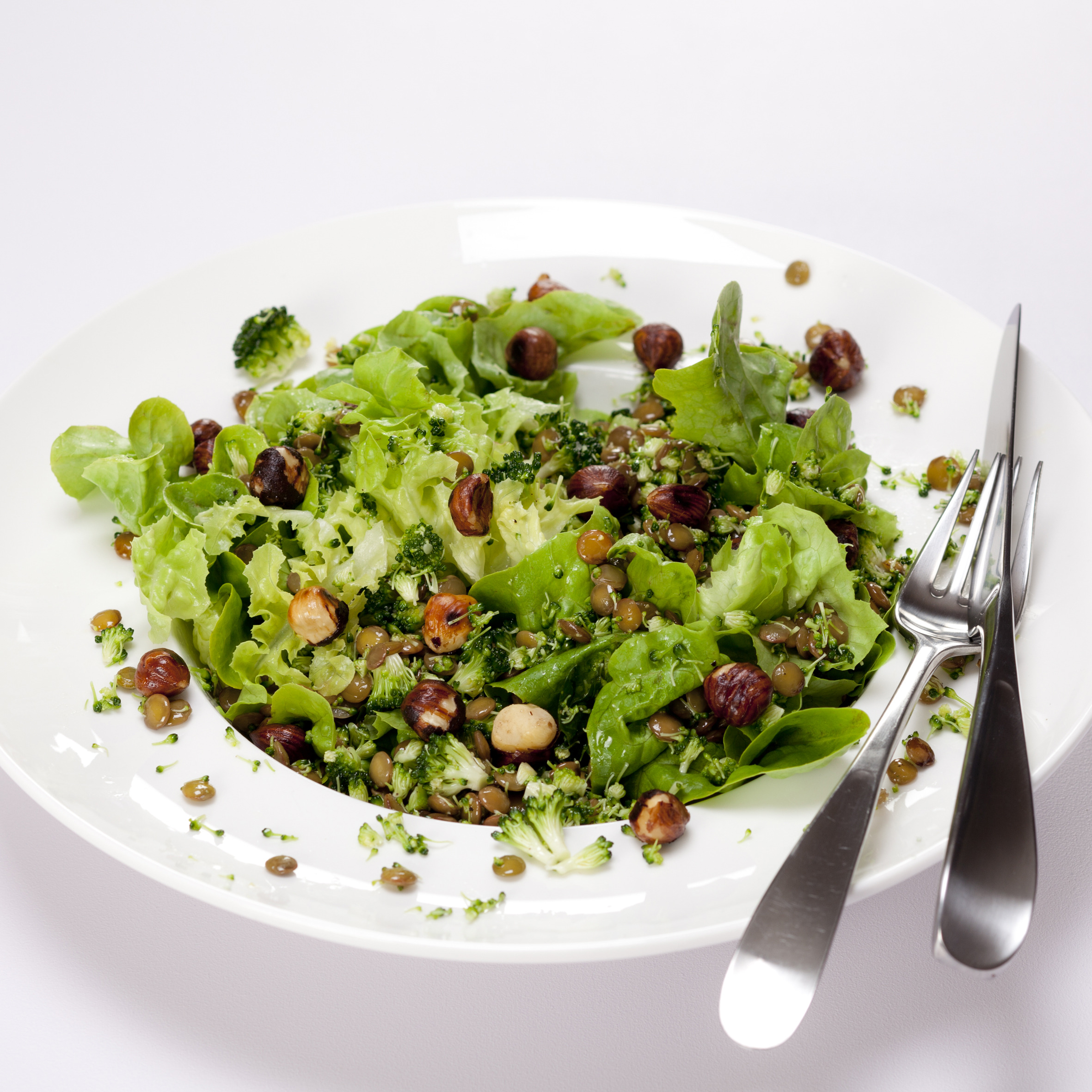 Grøn salat med grønne linser, broccoli og hasselnødder
