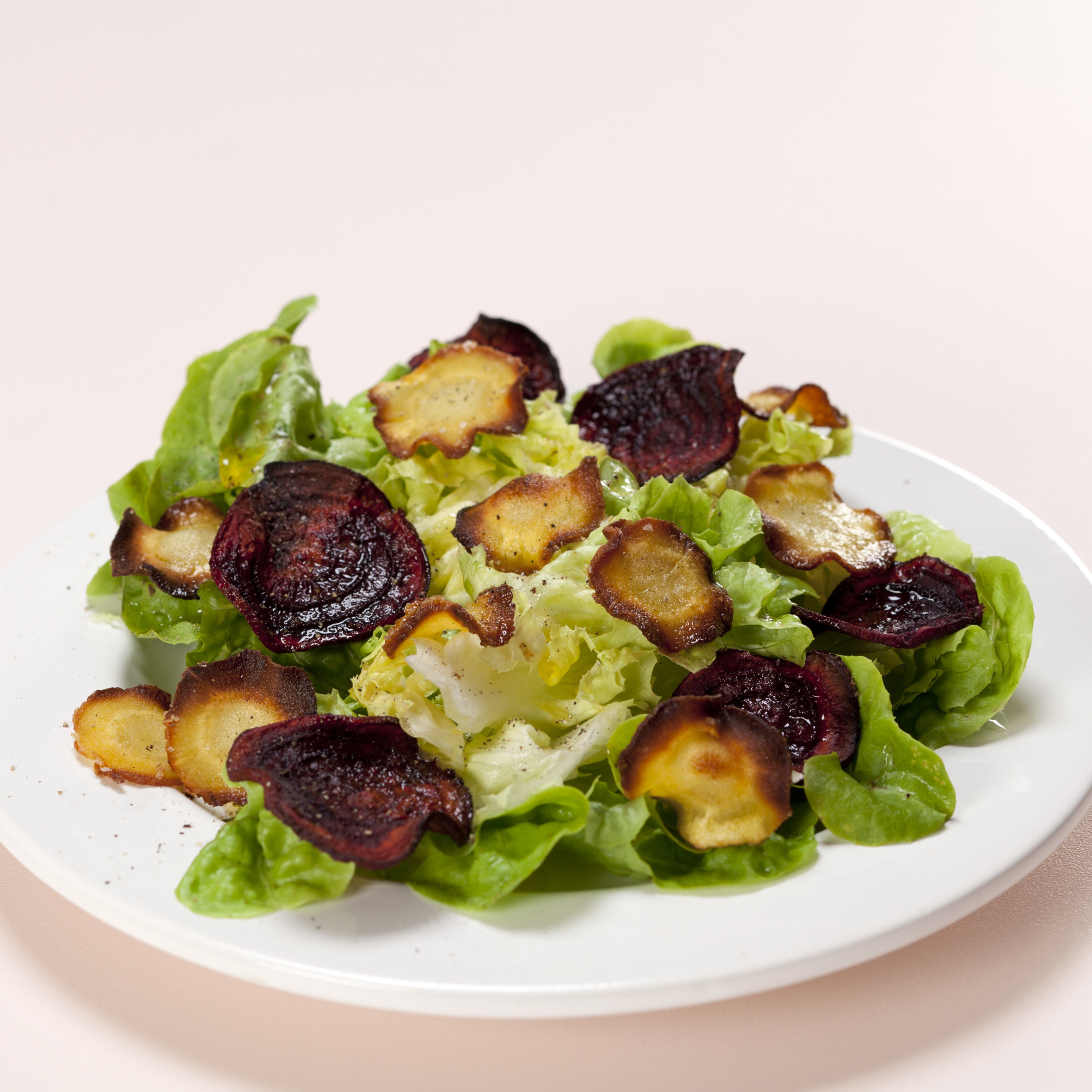 Grøn salat med rodchips