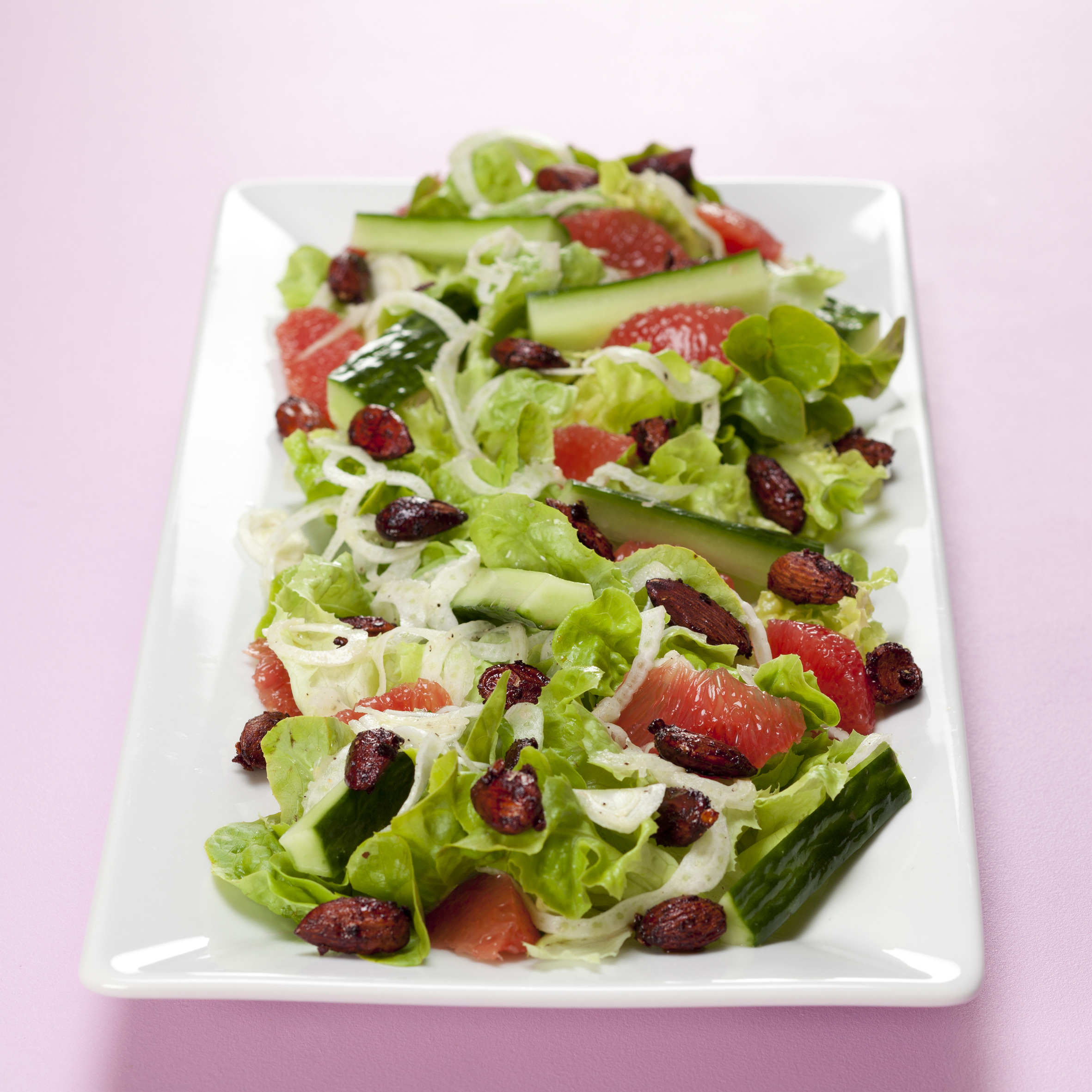 Grøn salat med rosa grape, agurk, fennikel og chilimandler