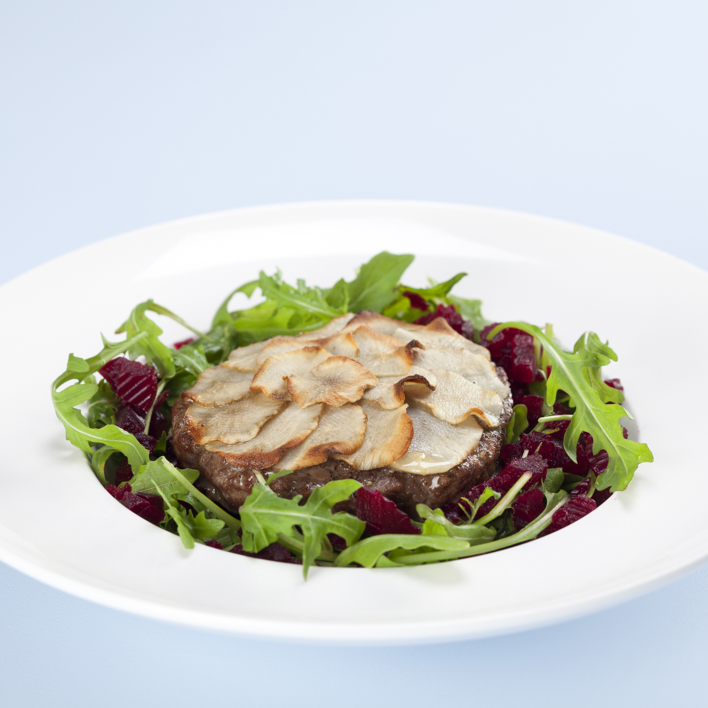 Hakkebøf med jordskokker med rucola og syltede rødbeder