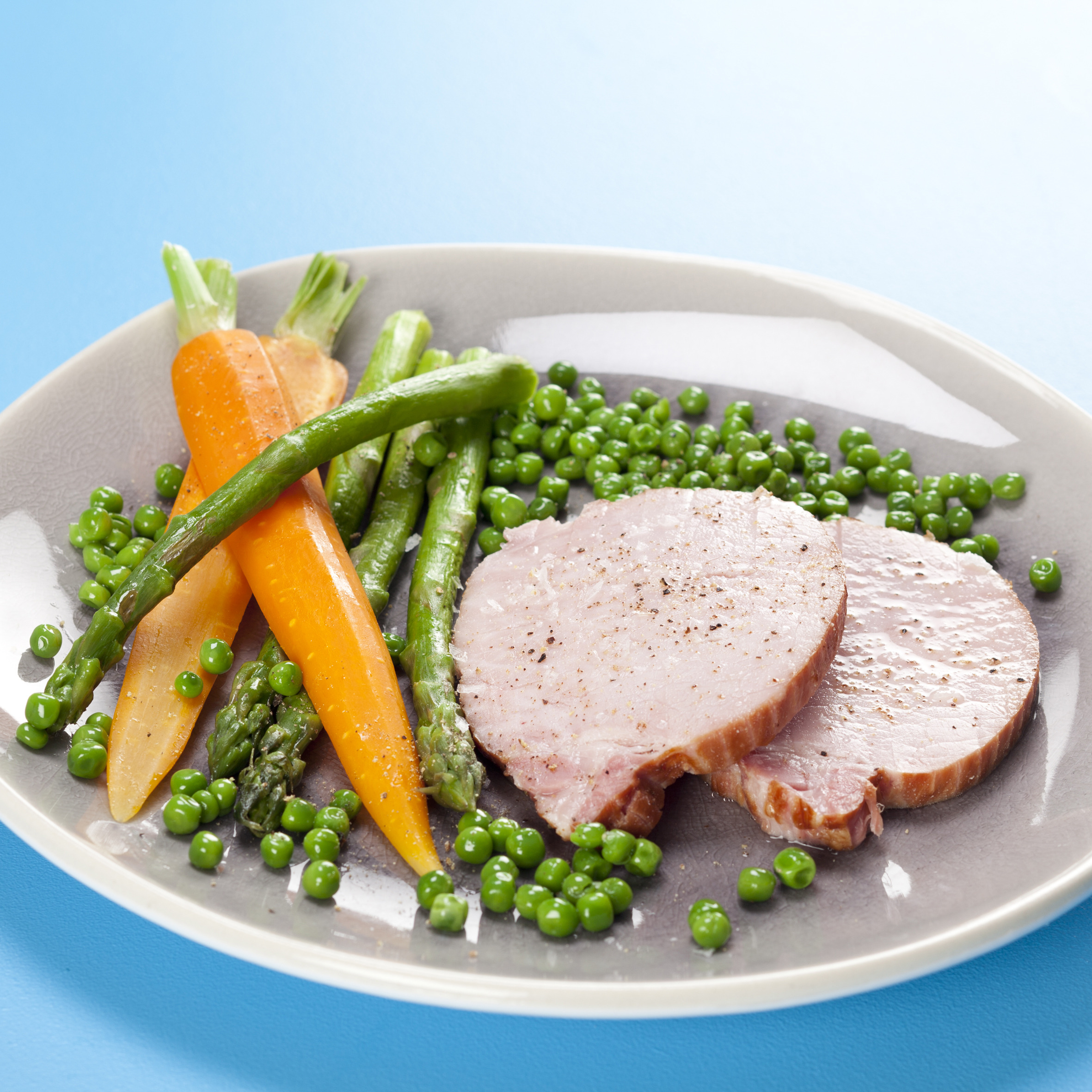 Hamburgerryg med grønne asparges, gulerødder og ærter