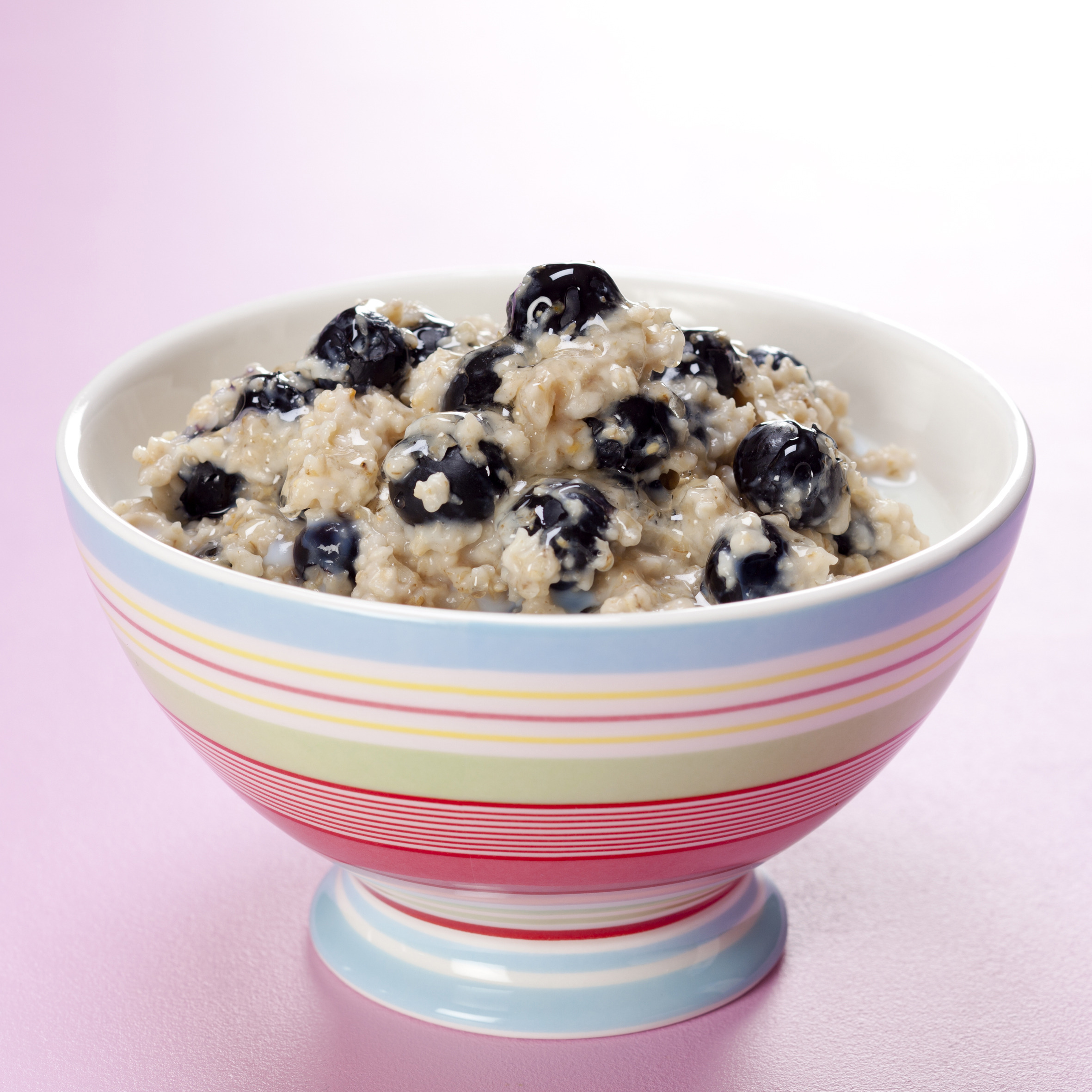 Havregrød med blåbær, akaciehonning og mælk