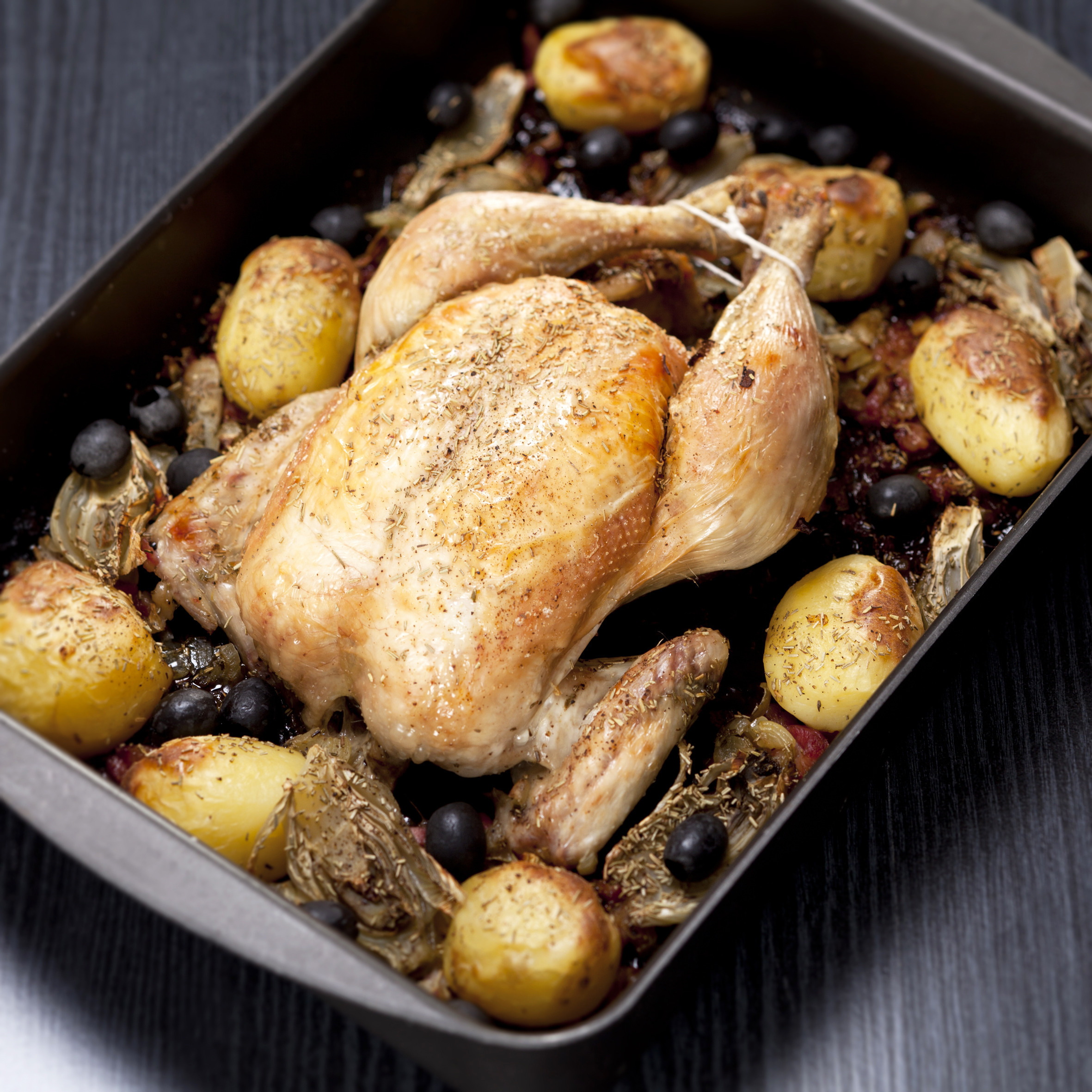 Helstegt kylling med bacon, fennikel og sorte oliven