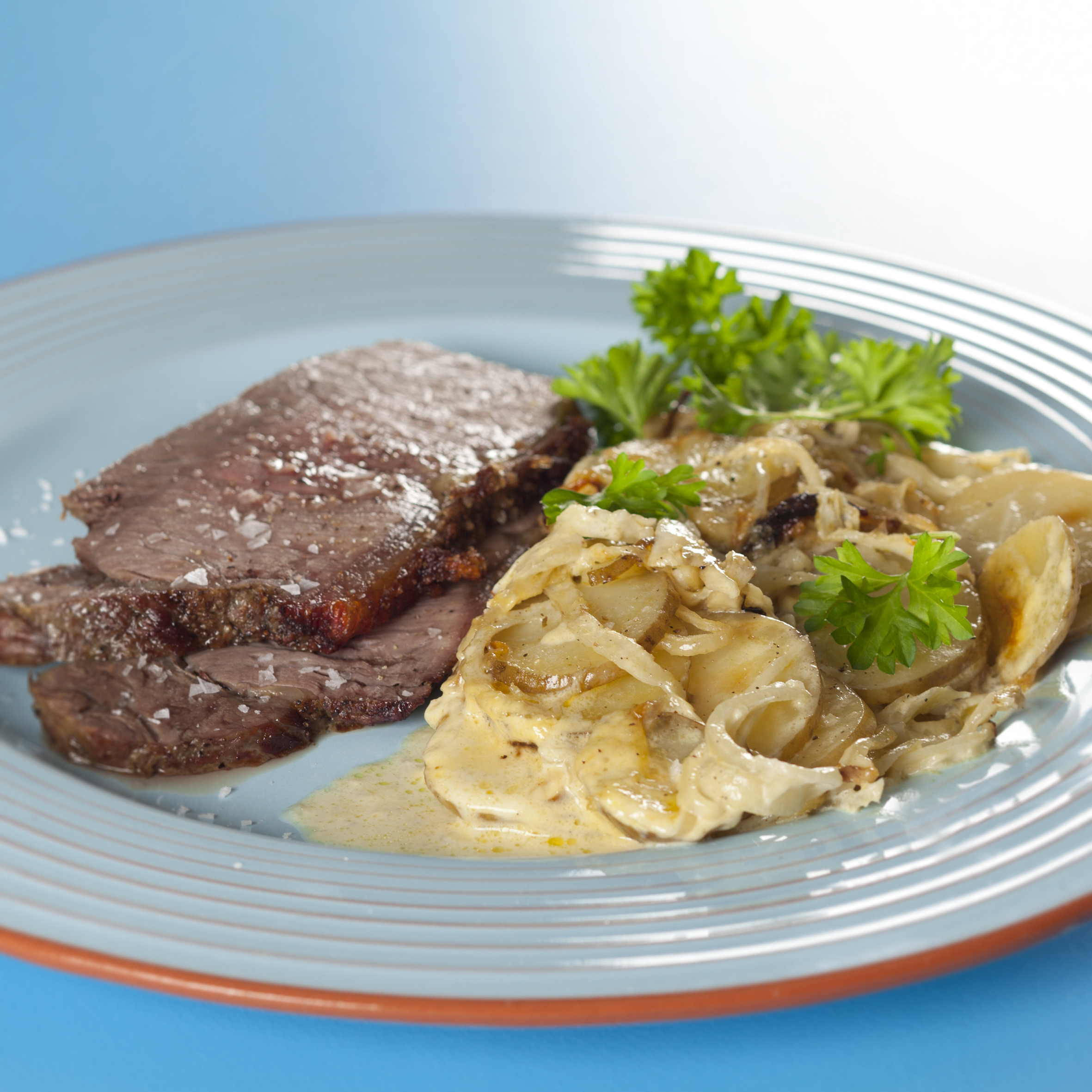 Helstegt oksefilet med flødekartofler og ærter