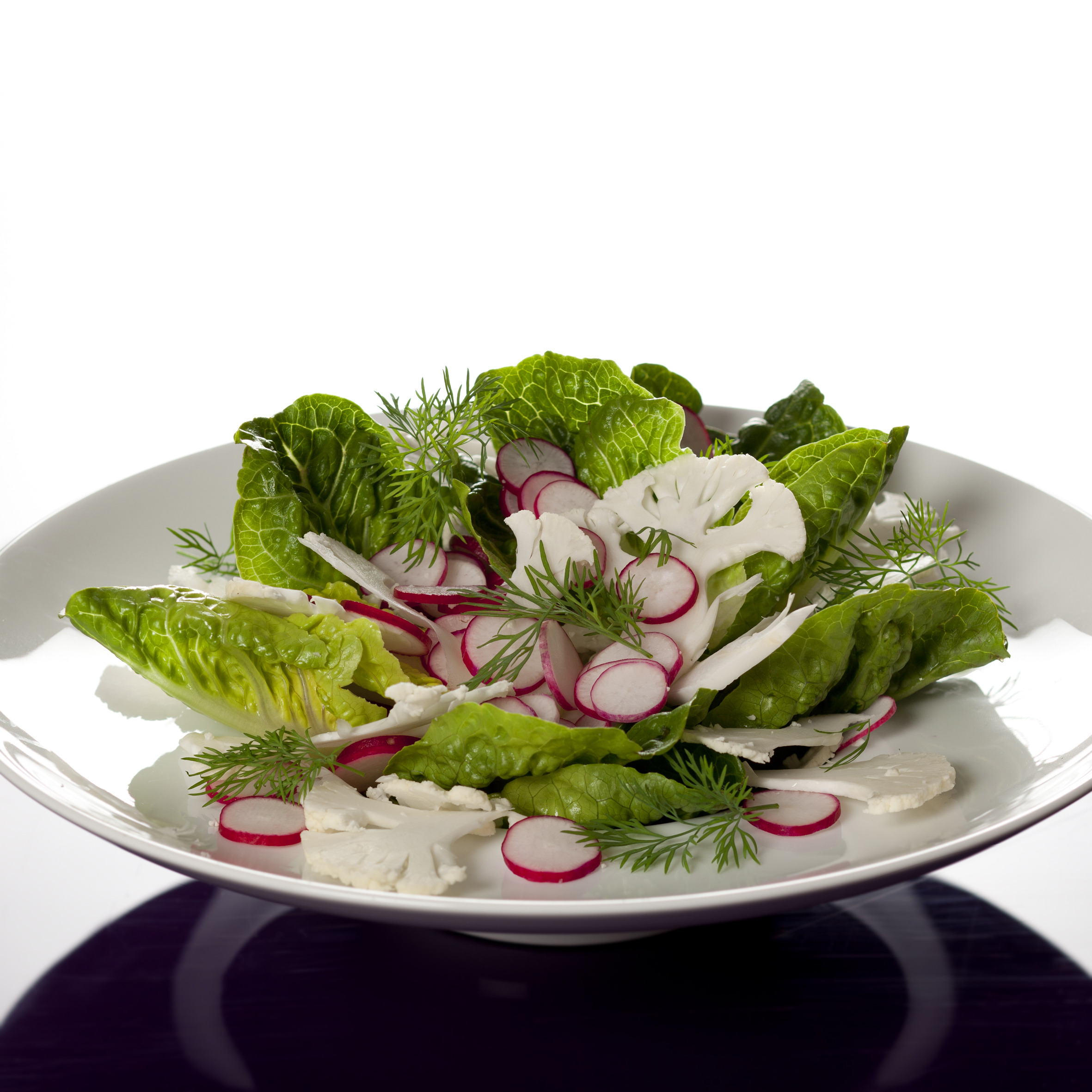 Hjertesalat med blomkålscrudité, radiser og dild