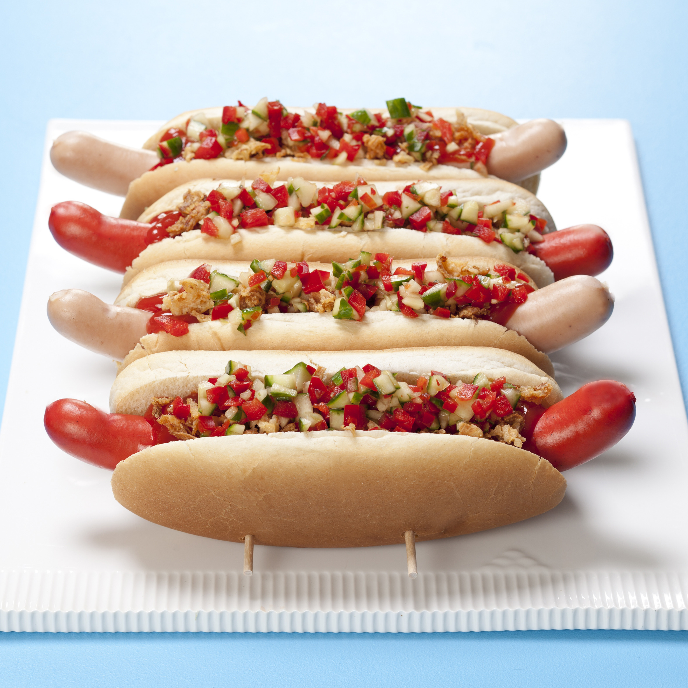 Hot dogs med løg, agurk og rød peber