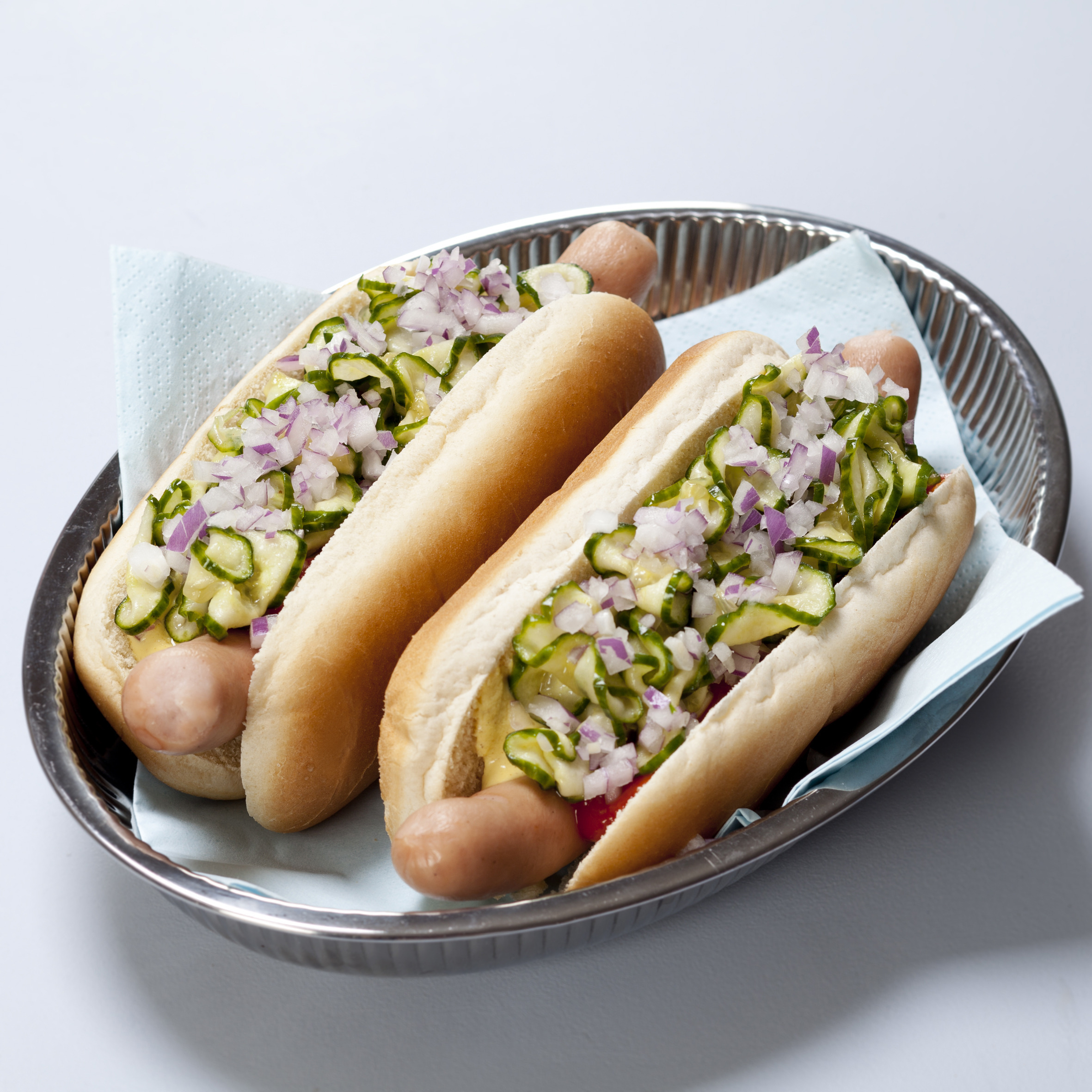 Hotdogs med agurkesalat og rødløg