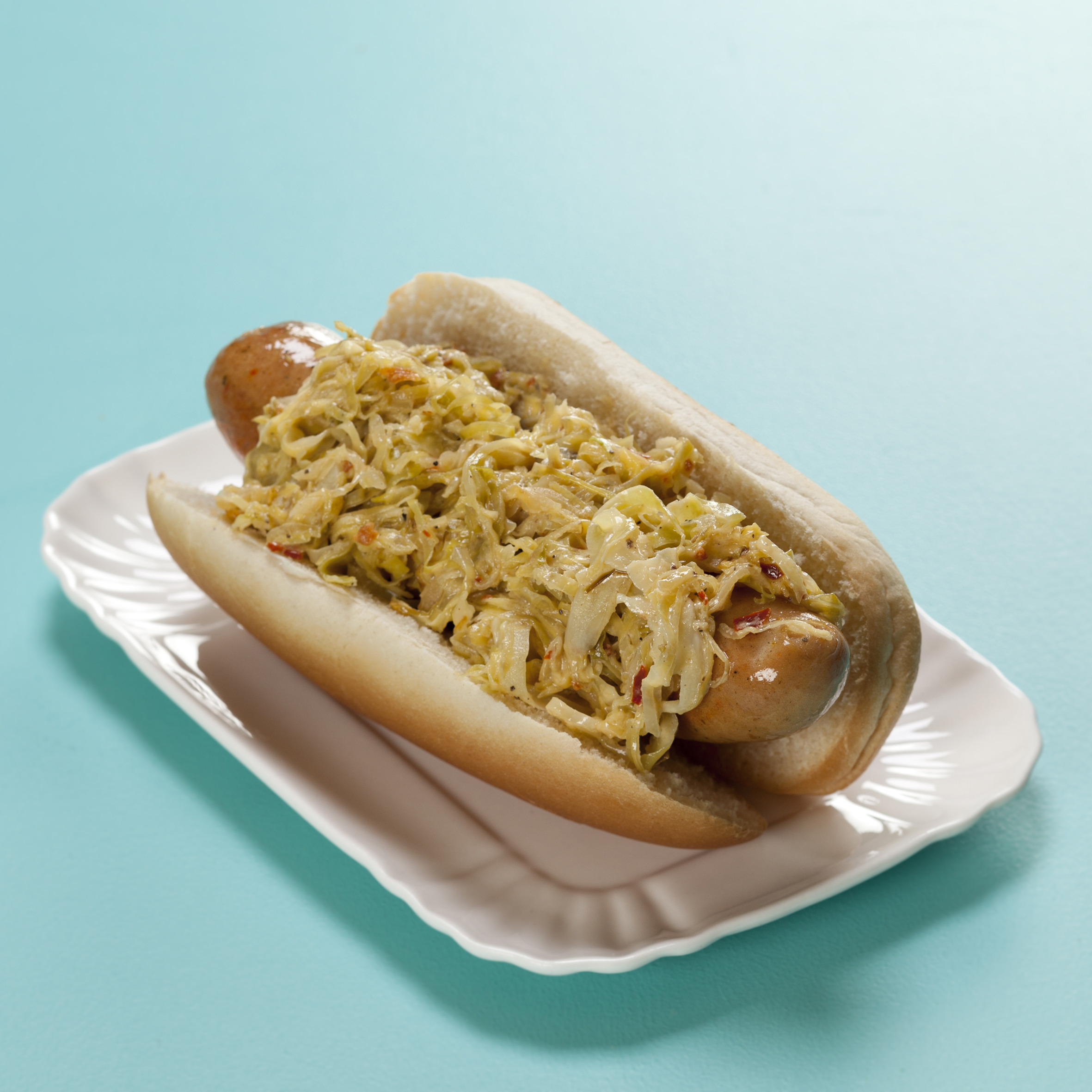 Hotdogs med blød og krydret kål