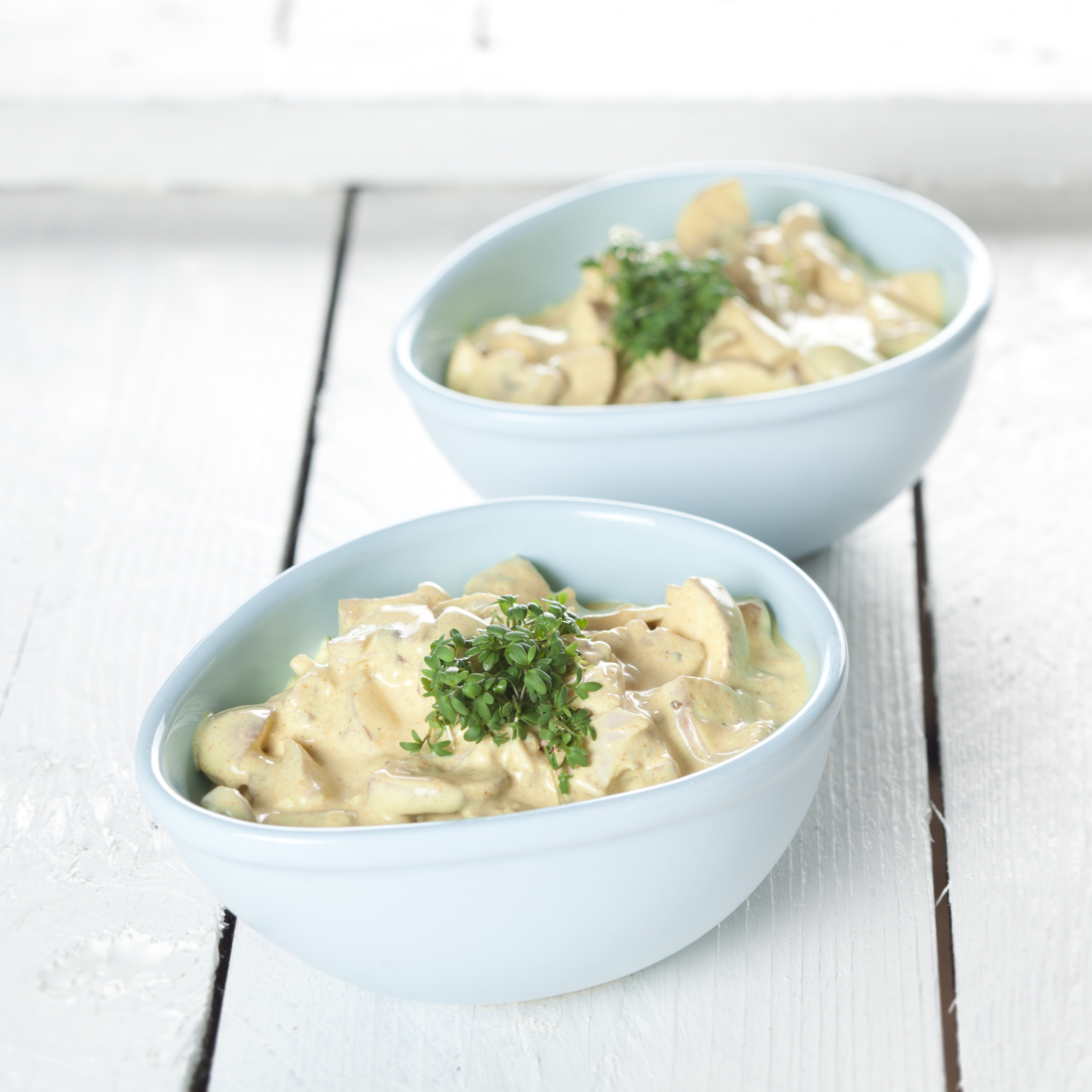 Hønsesalat med confiteret kylling, svampe, karry og citron