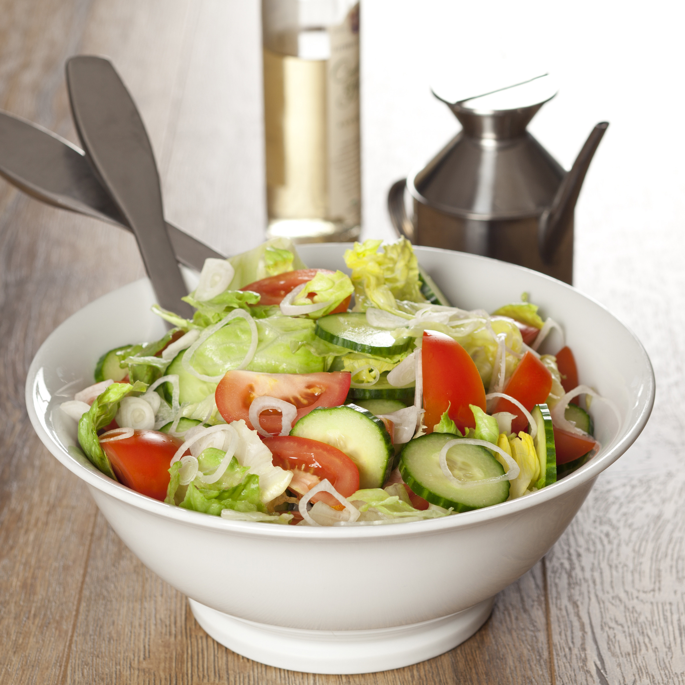 Icebergsalat med agurk, tomater og løg