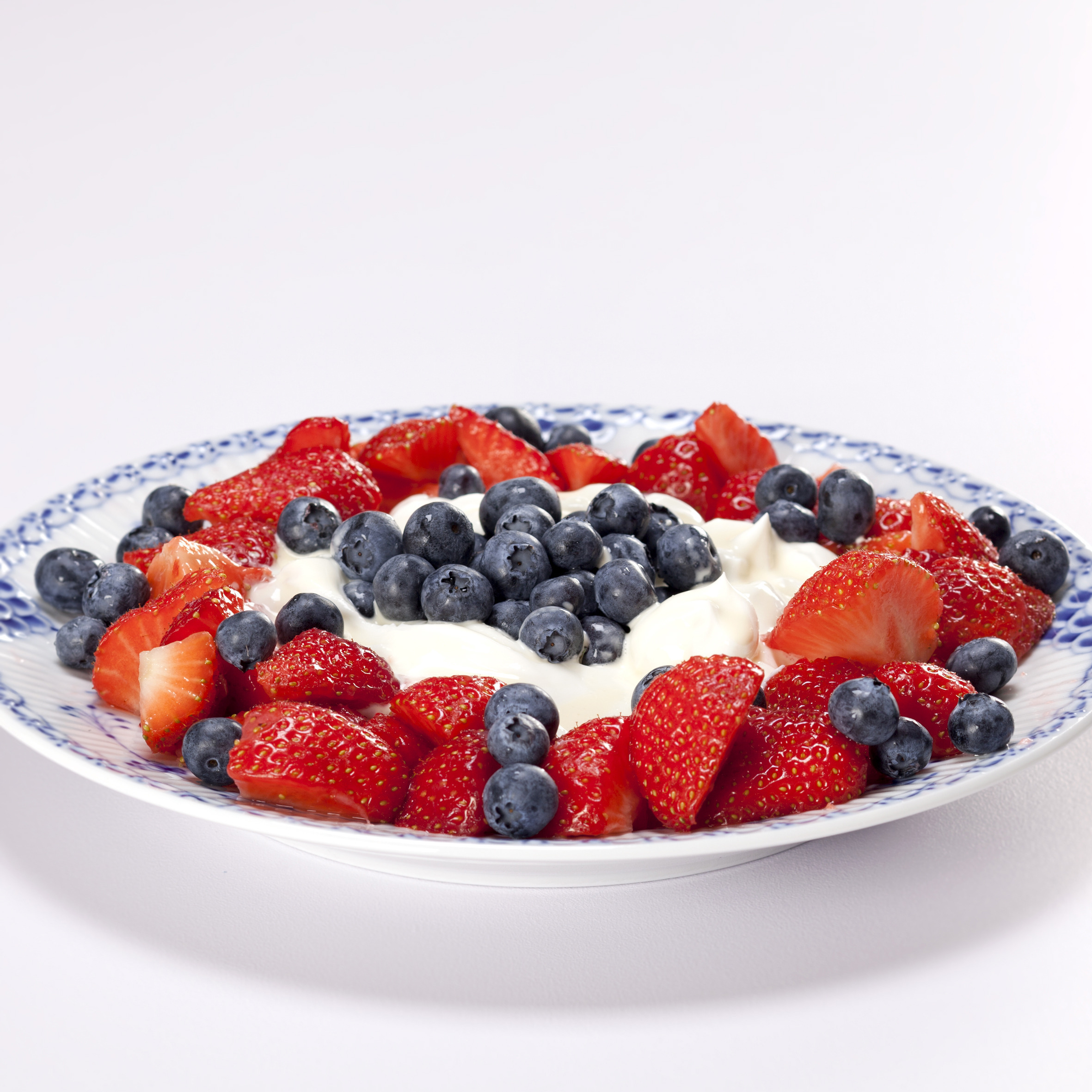 Jordbær og blåbær med skyr og fløde