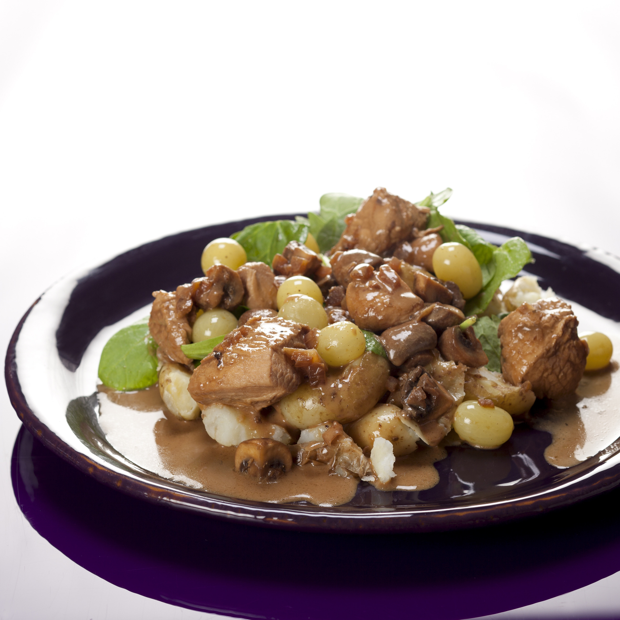 Kalkungullash med svampe og druer på knuste kartofler