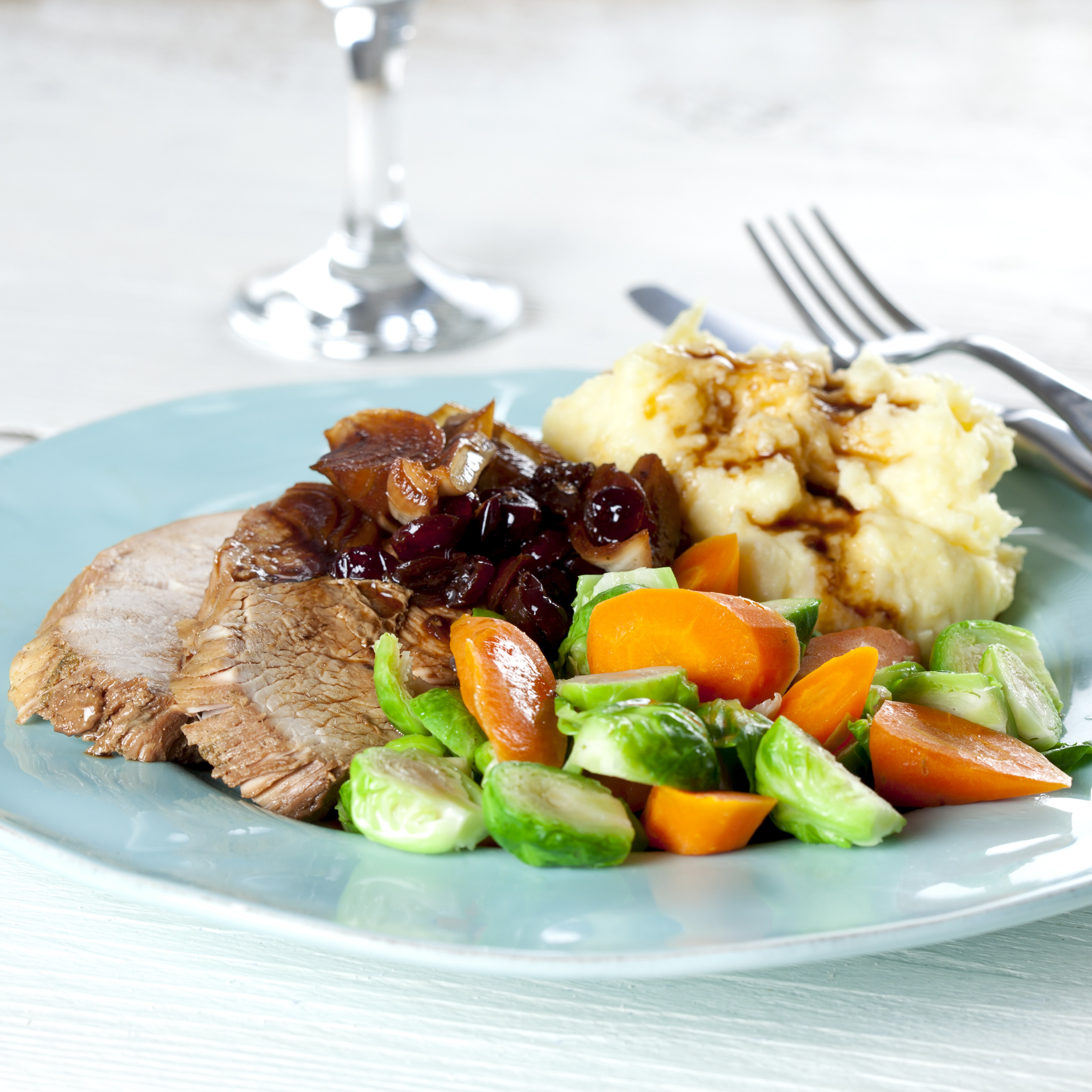 Kalkunsteg med rosenkål og glaserede gulerødder, mos og tranebærsauce