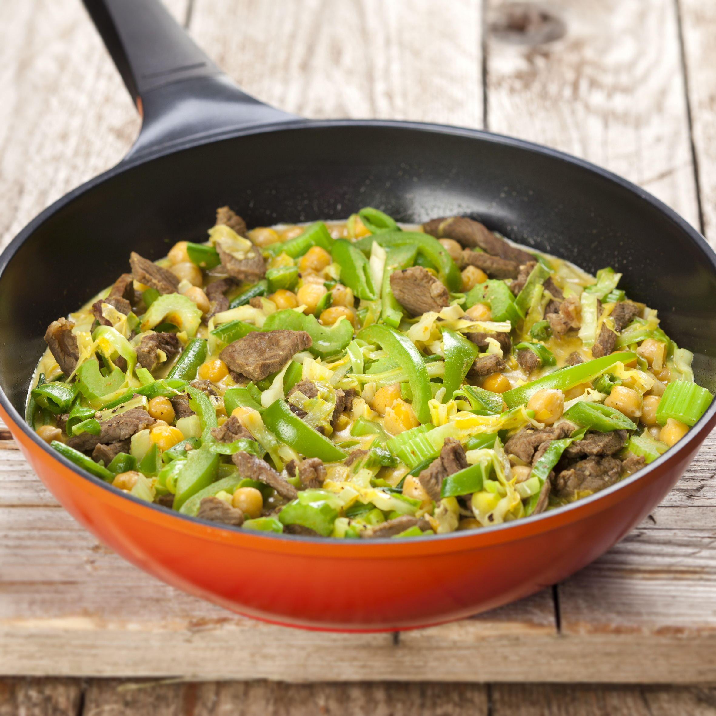 Kalv i wok med karry, kokos og kål i grønt