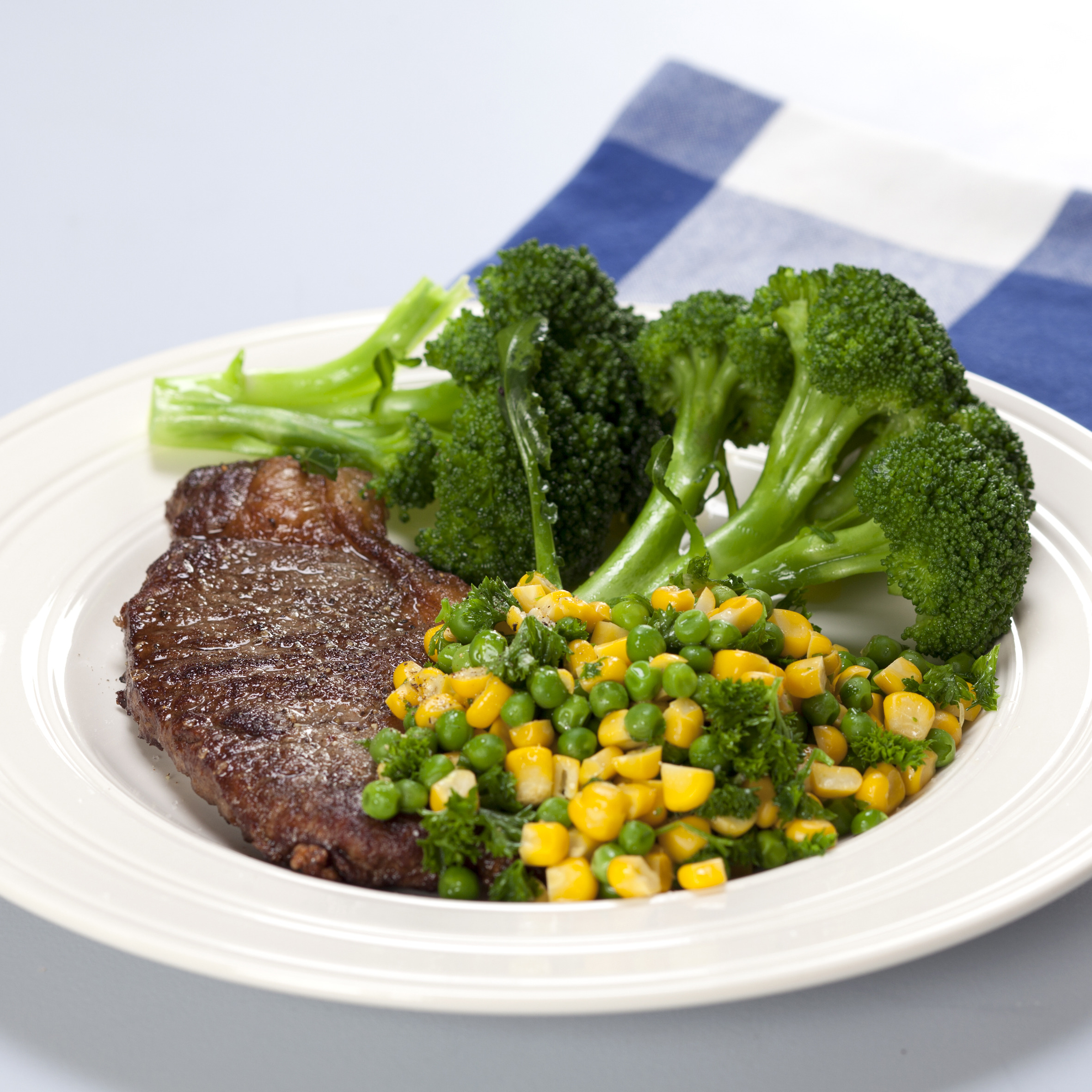 Kalvesteak med broccoli, ærter og majs